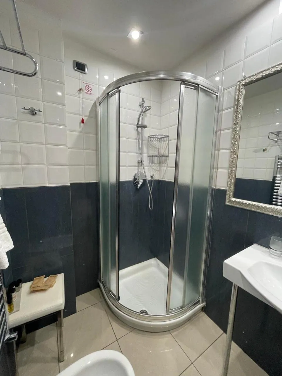 Shower in Hotel Villa Savoia