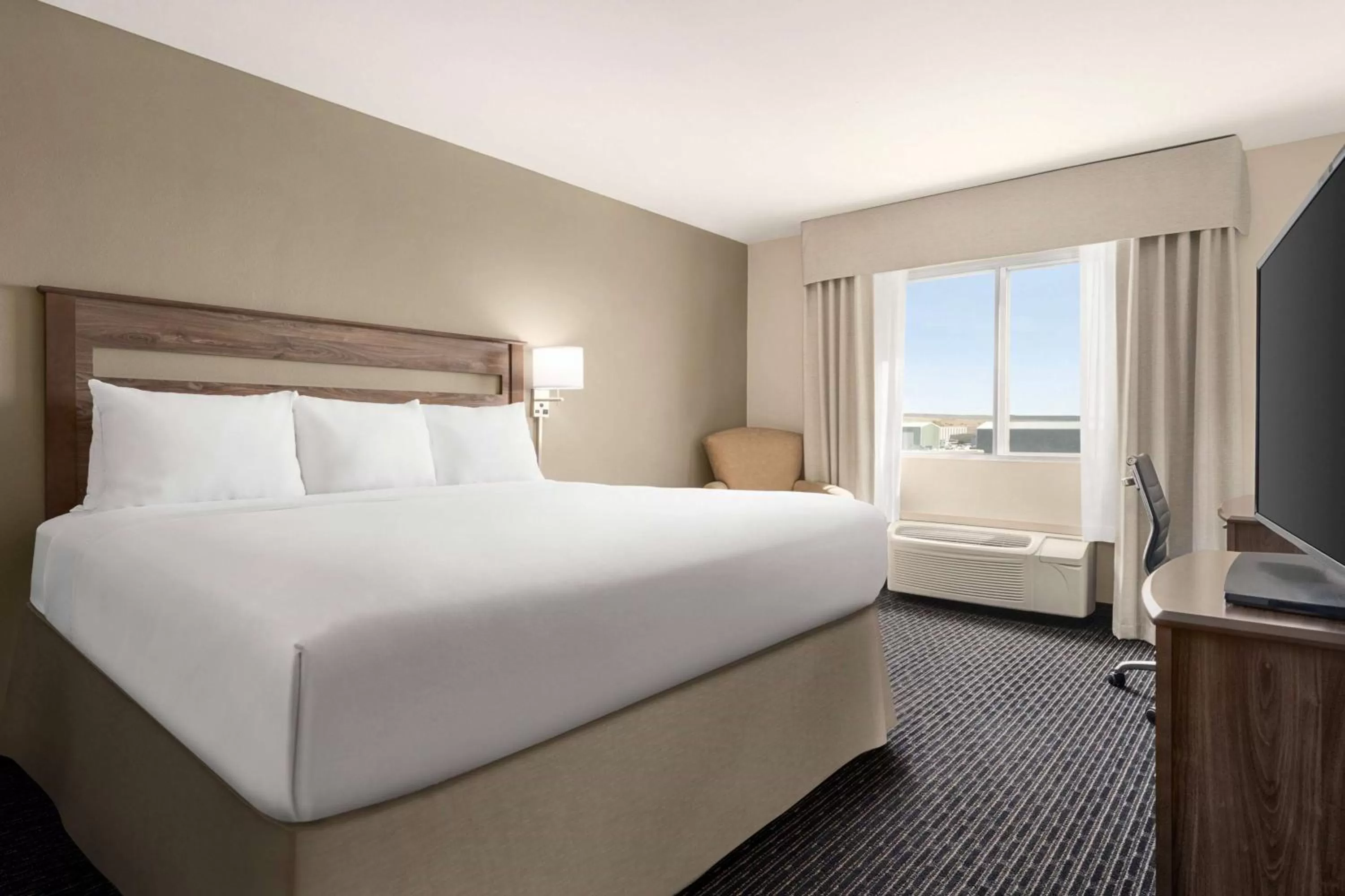 Photo of the whole room, Bed in Baymont by Wyndham Rawlins