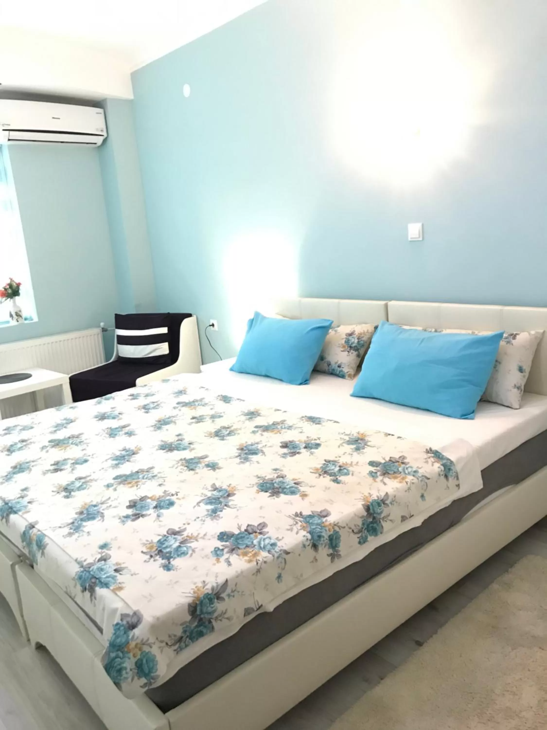 Bed in White Rose Family Guest House