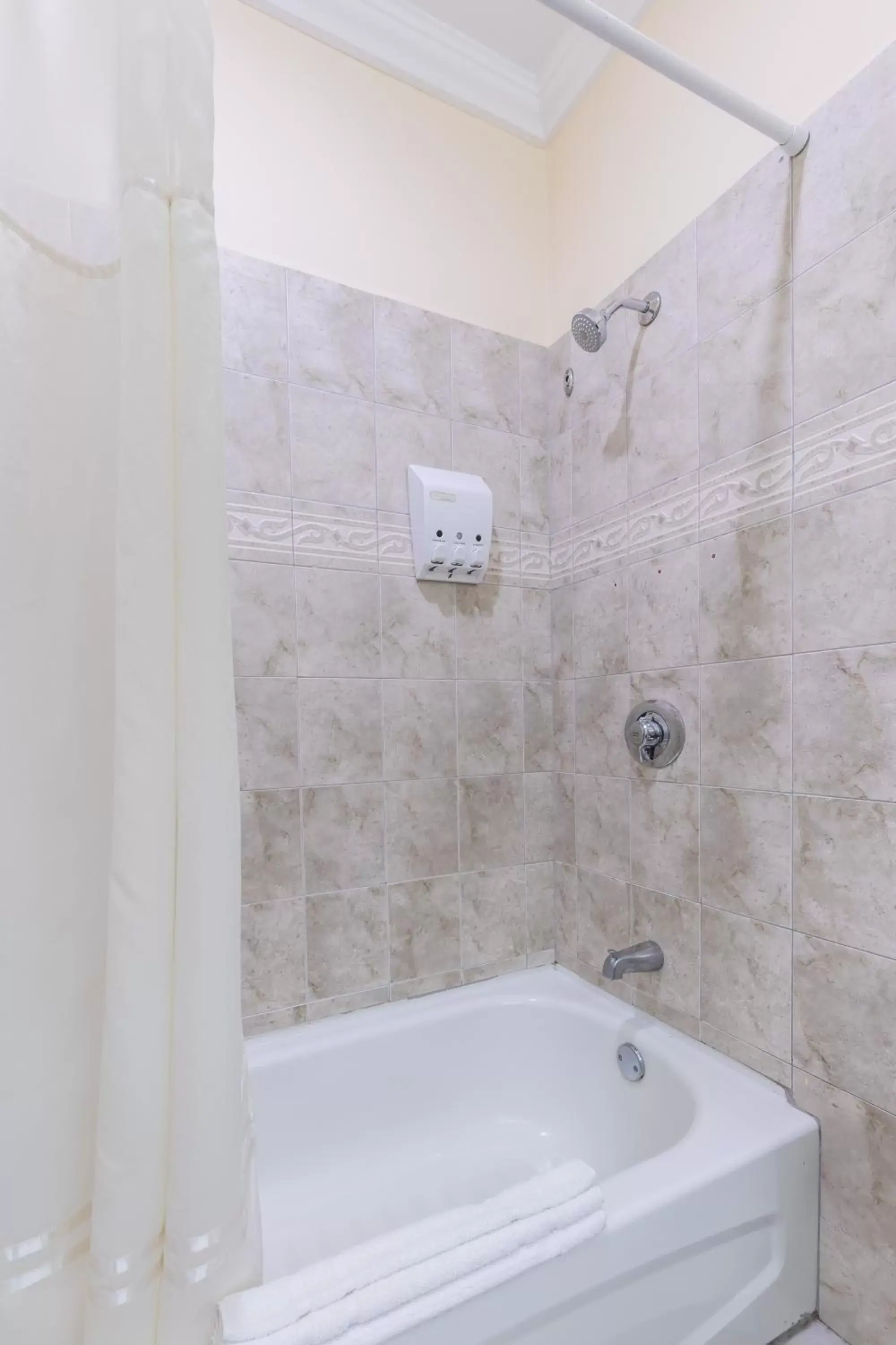 Croton Standard King in Bay Gardens Hotel Croton Standard King in Bay Gardens Hotel