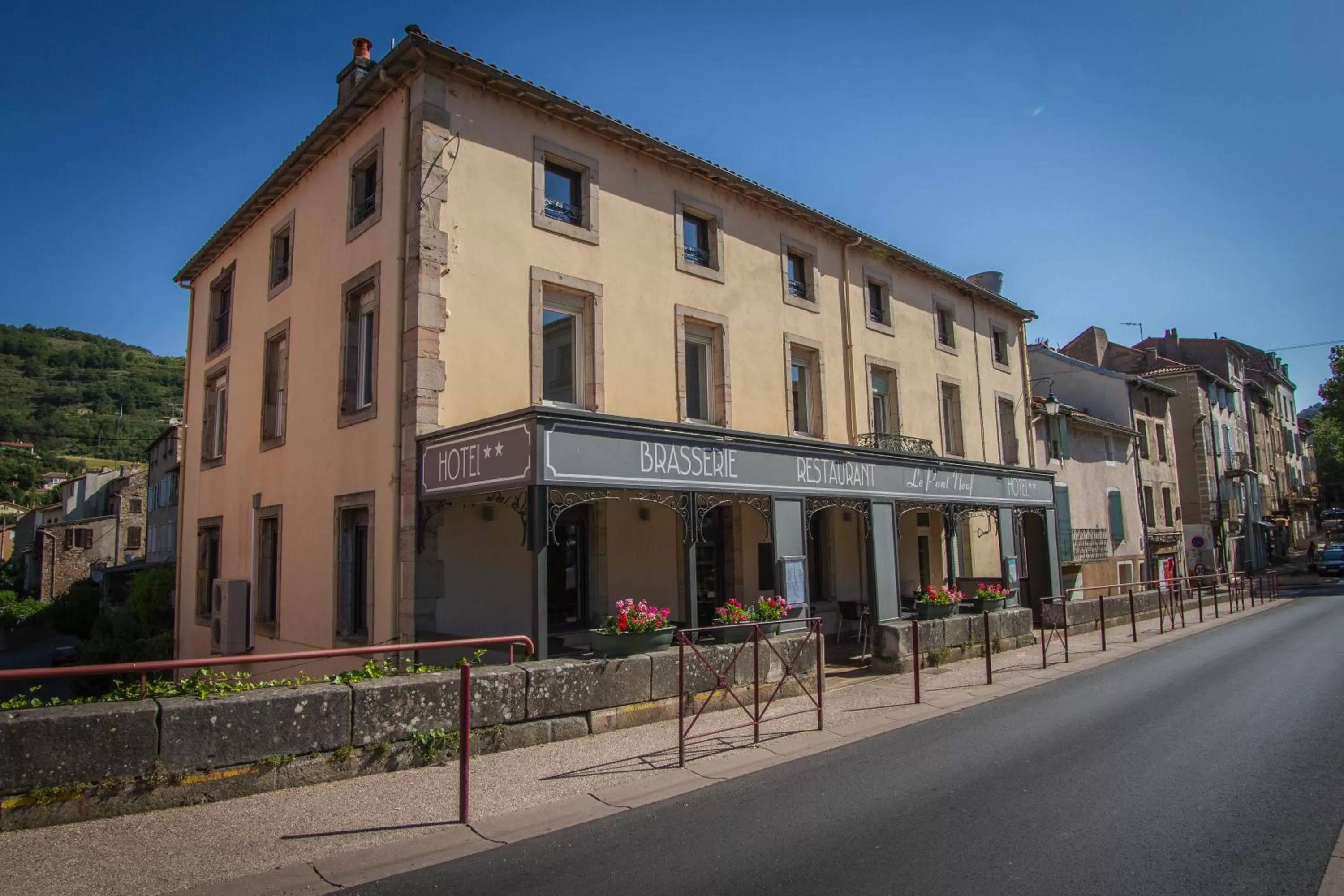 Property building in Hotel Le Pont Neuf