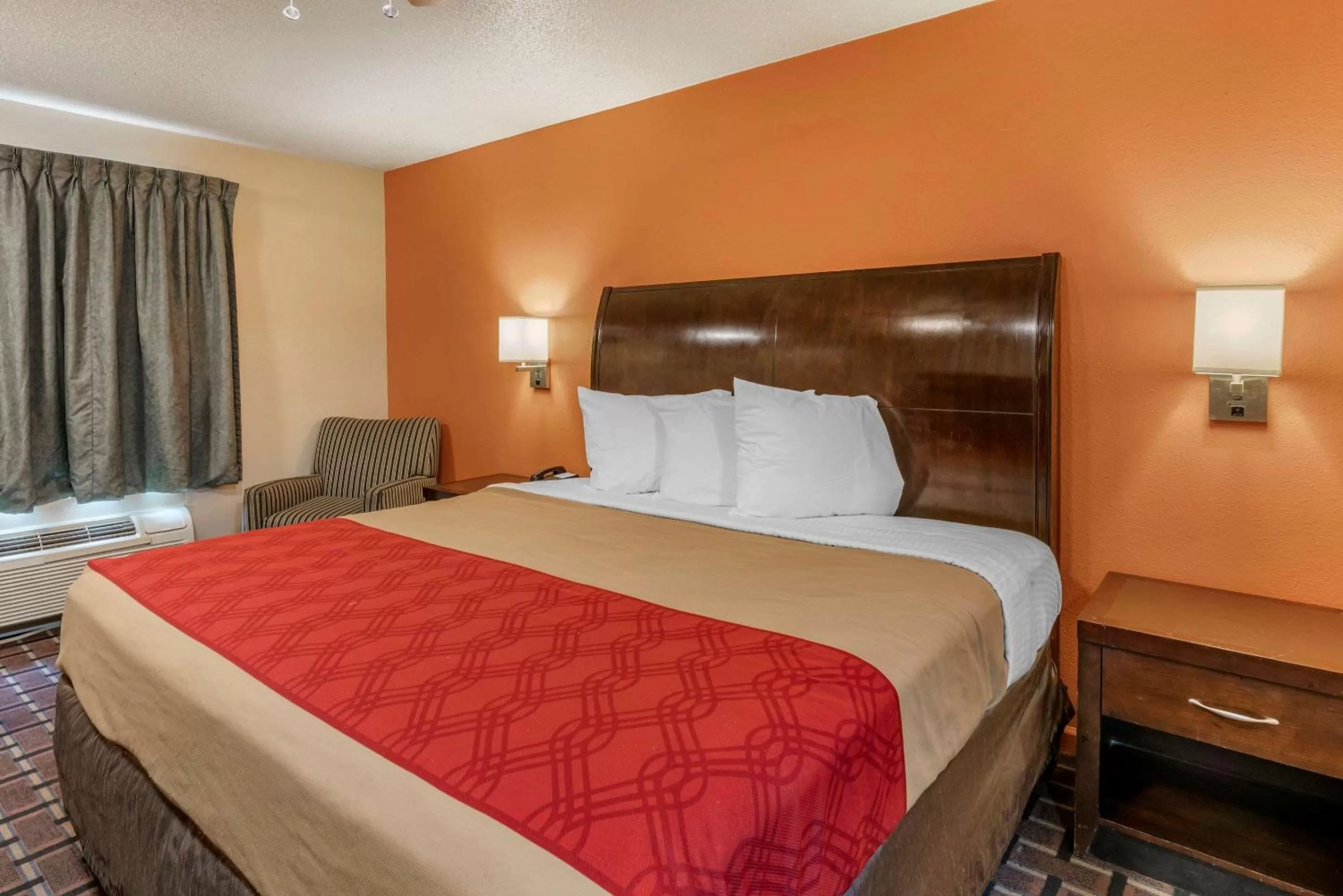 Photo of the whole room, Bed in Econo Lodge Inn & Suites Granite City - St Louis