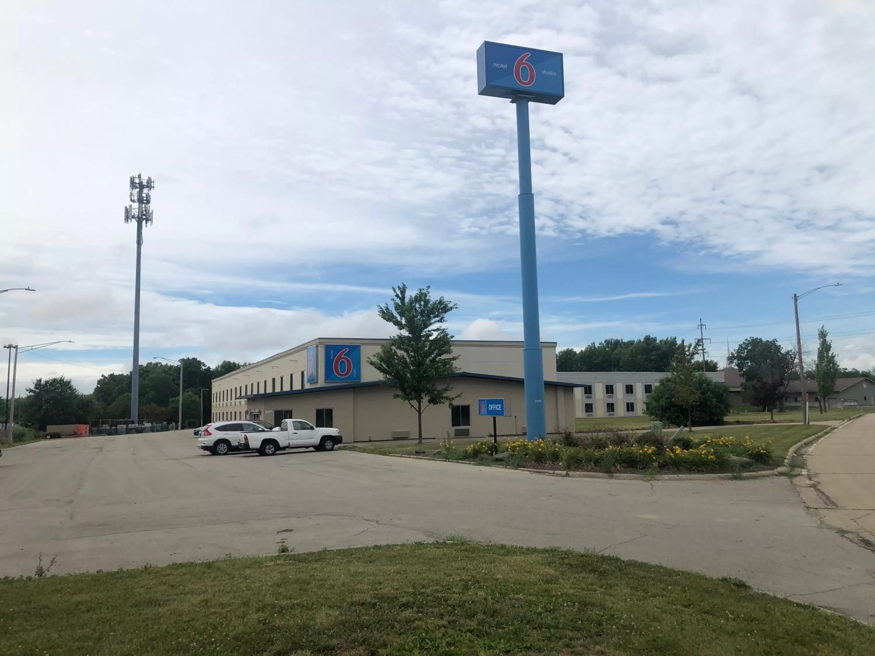 Property building in Motel 6 Peoria