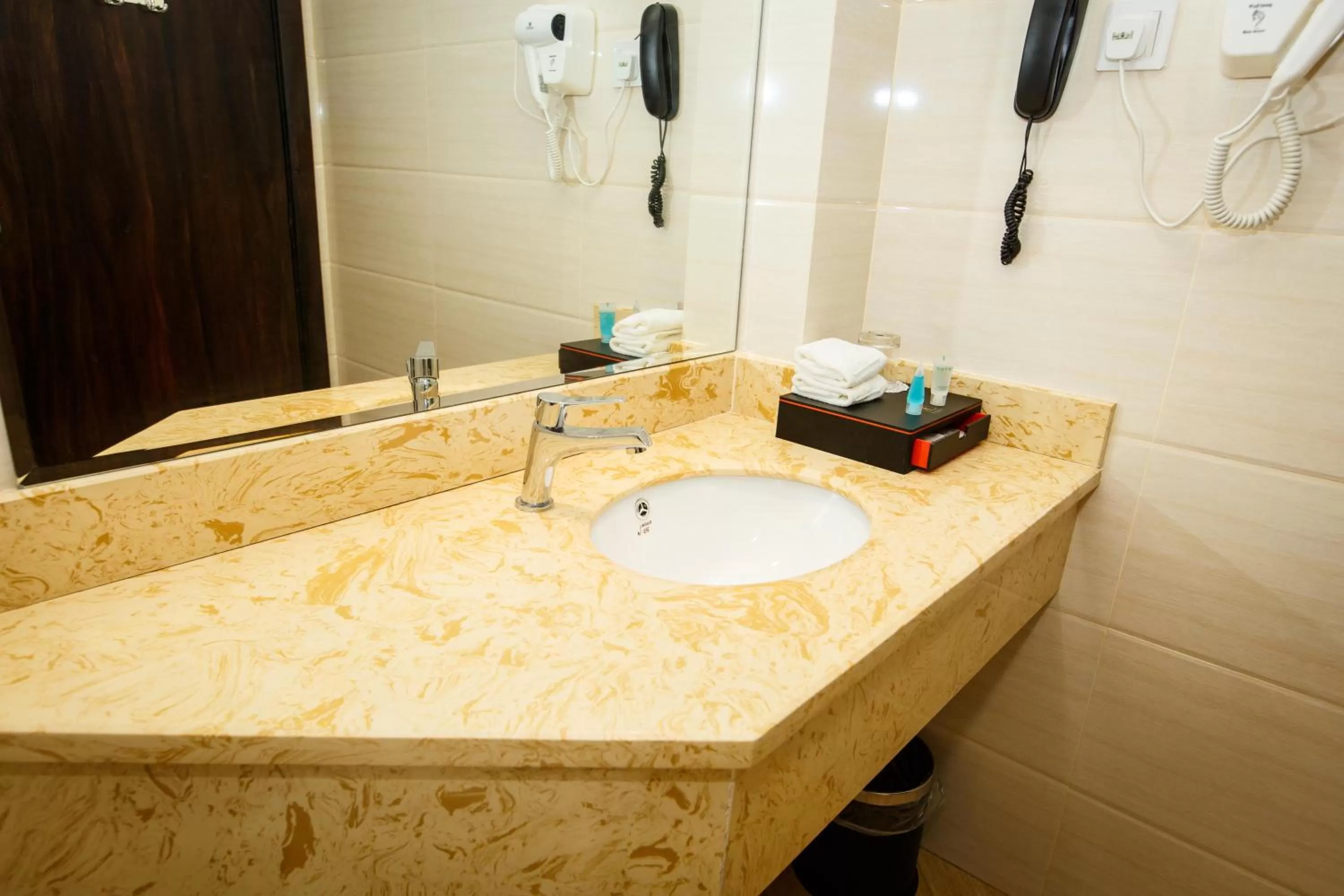 Bathroom in Lintas Platinum Hotel