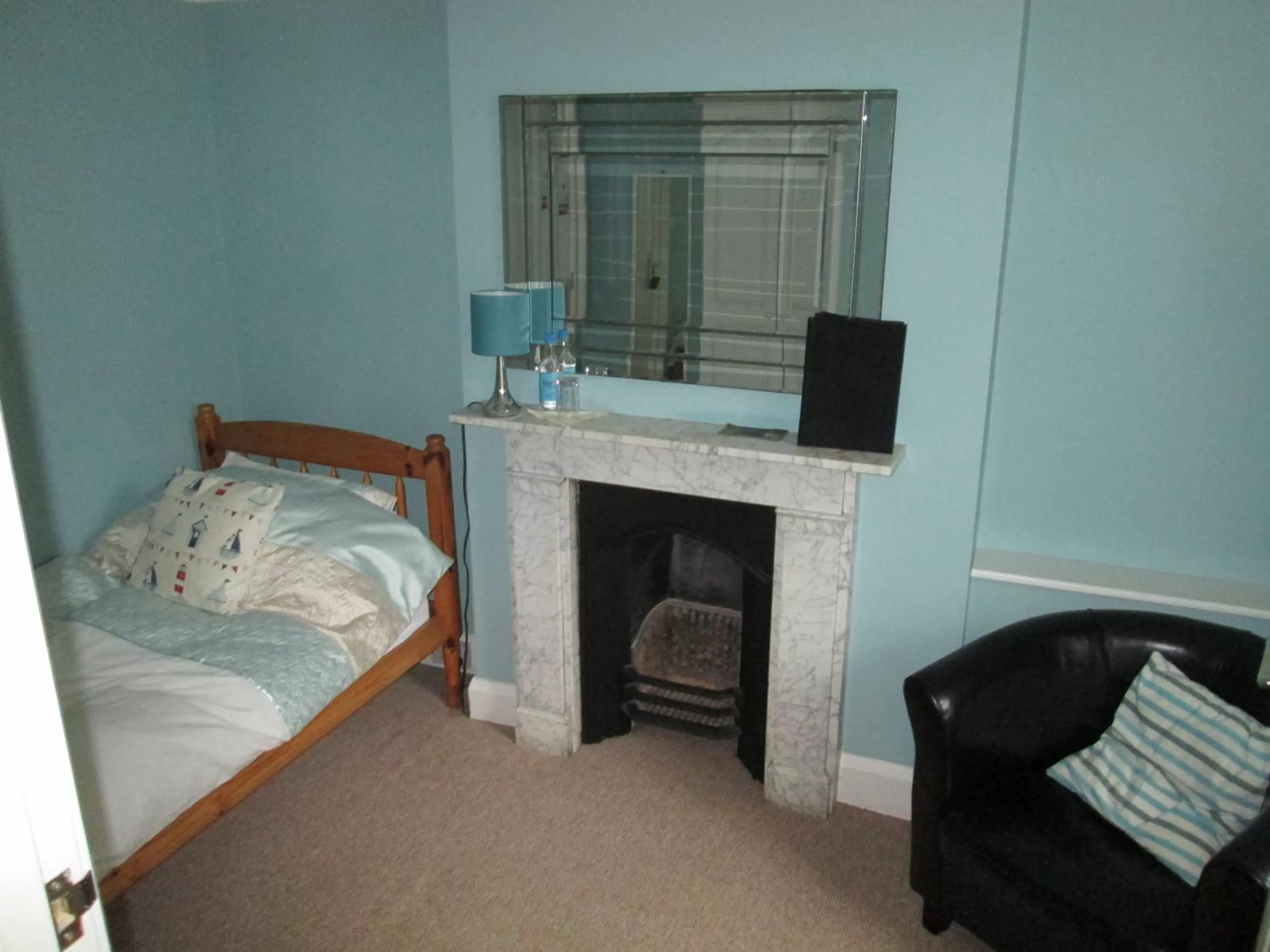 Shower, Bed in Weston Manor
