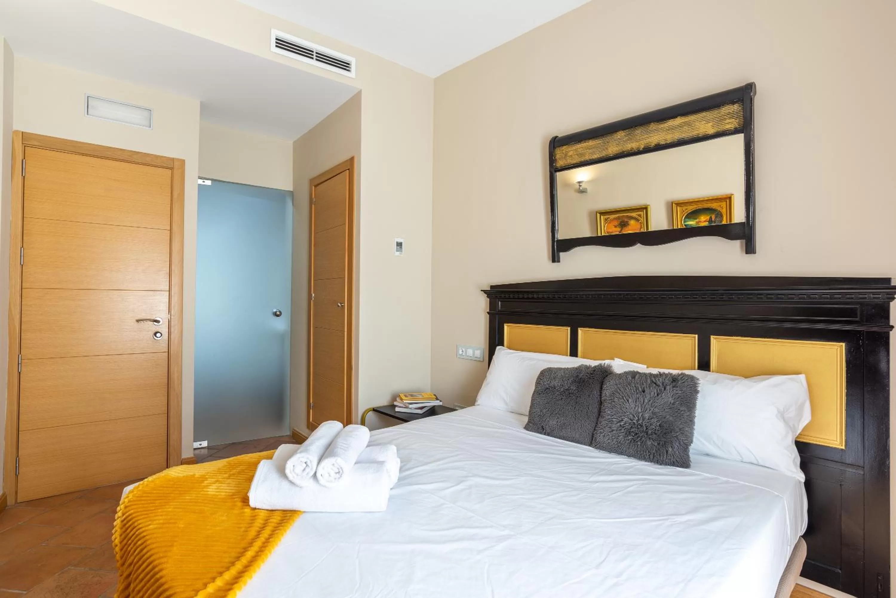 Photo of the whole room, Bed in Hotel Albaicín