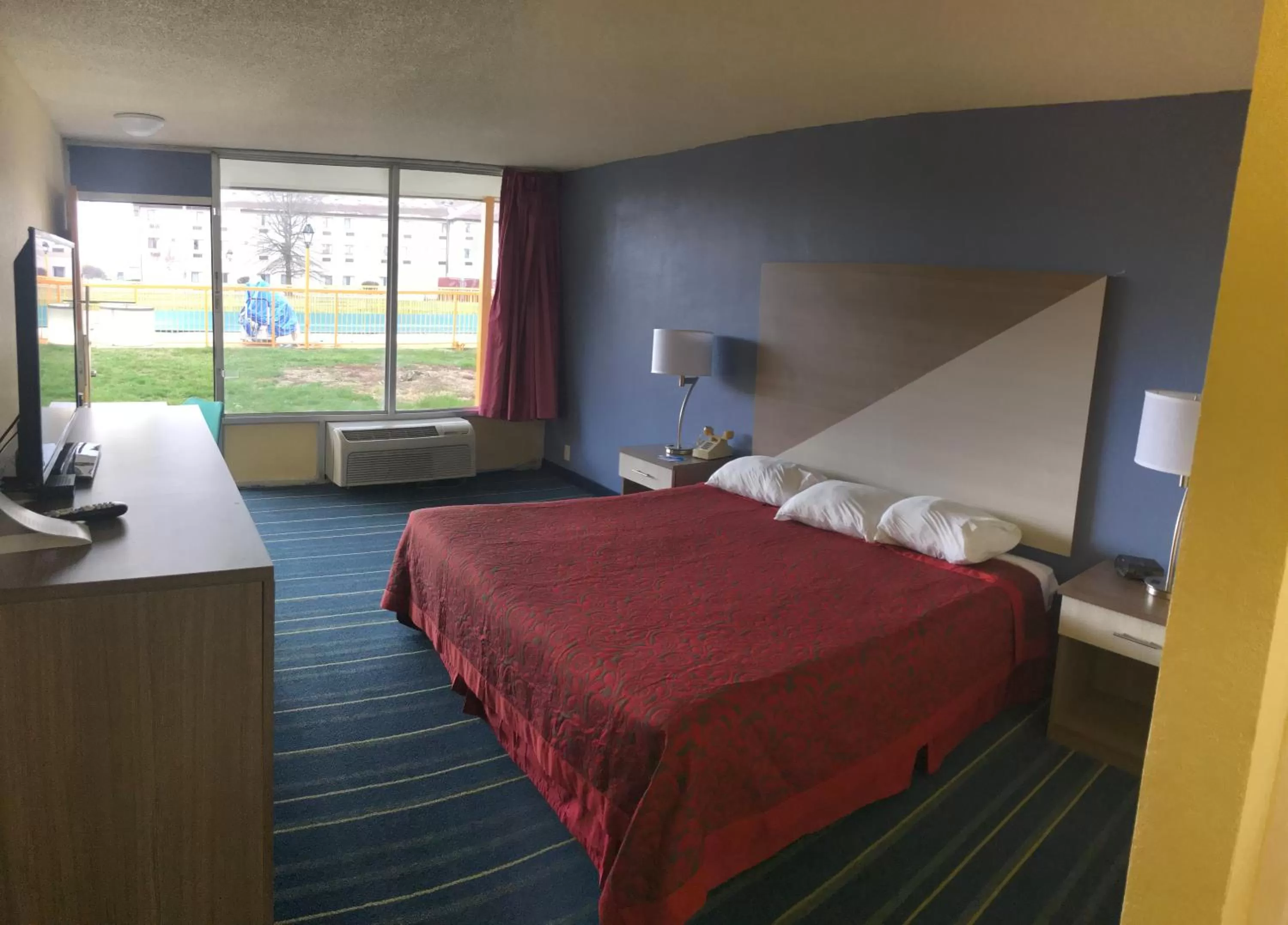 Bathroom, Bed in Days Inn by Wyndham Salem, Illinois