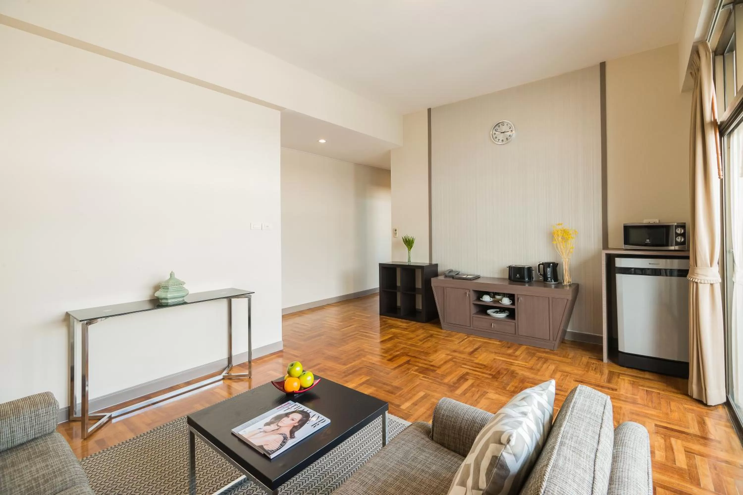 Living room in Asoke Residence Sukhumvit by UHG