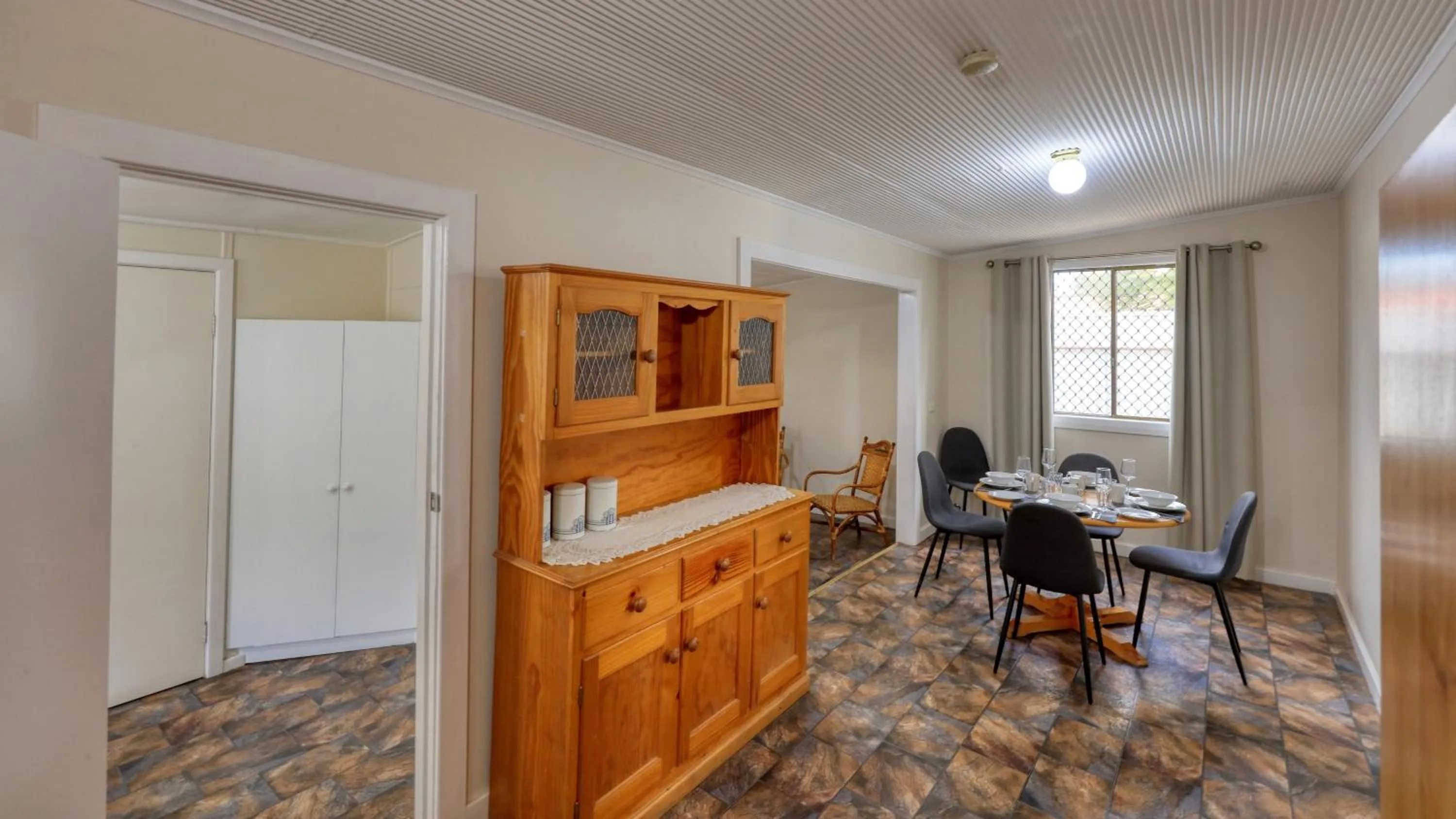 Living room in Charles Rasp Motor Inn & Cottages