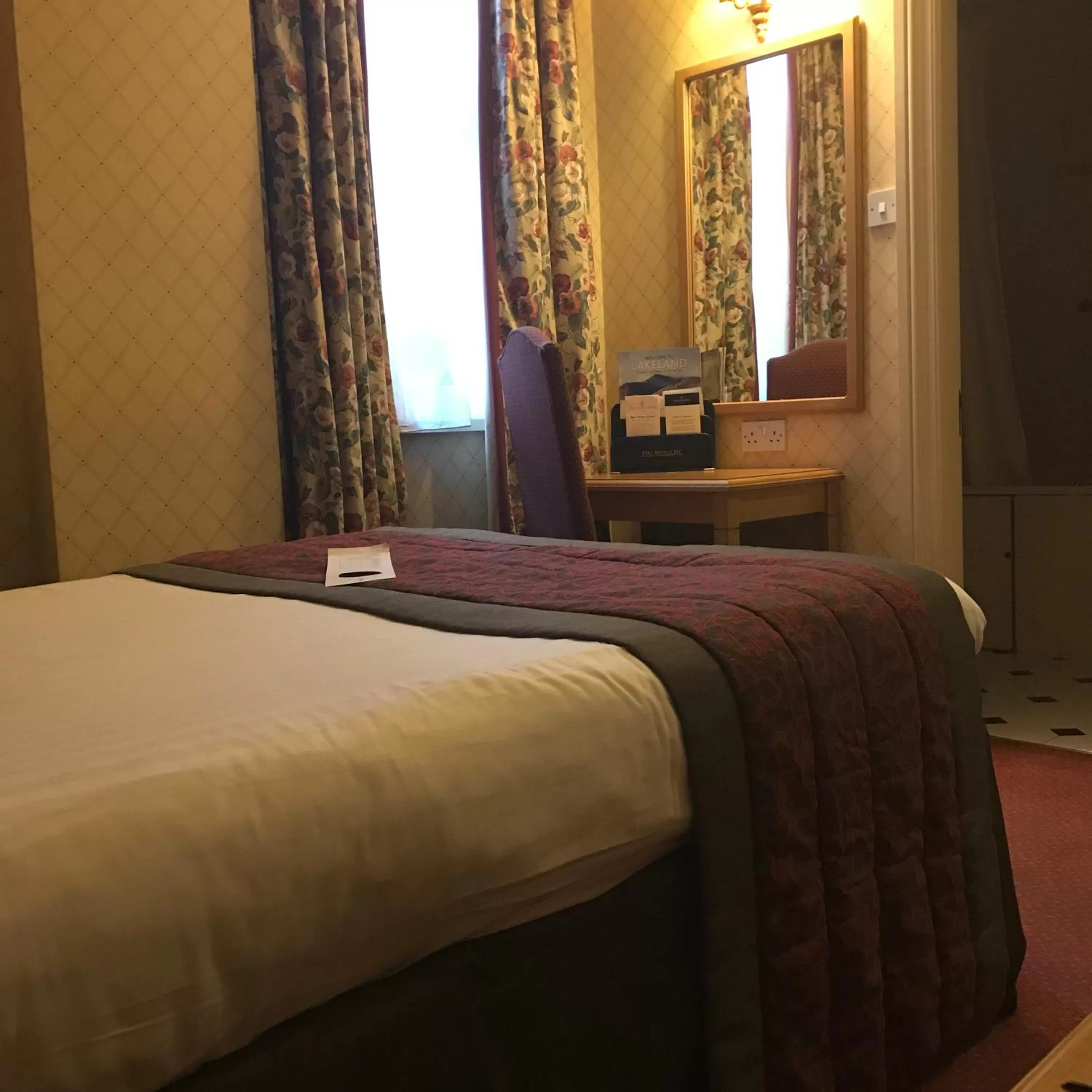 Bedroom, Bed in Crown & Mitre Hotel