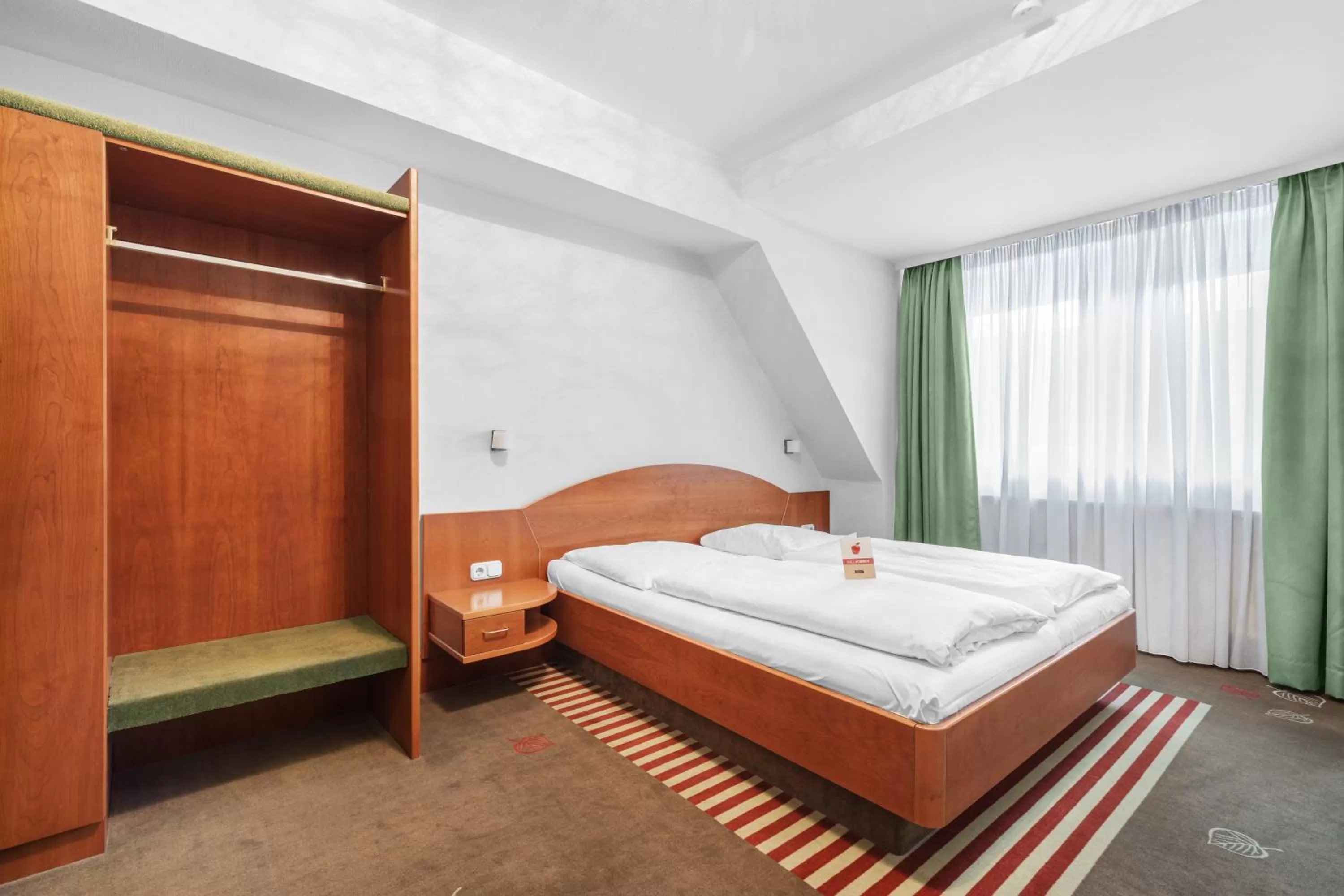 Bed in Schieners Hotel & Apfelhof Apartments