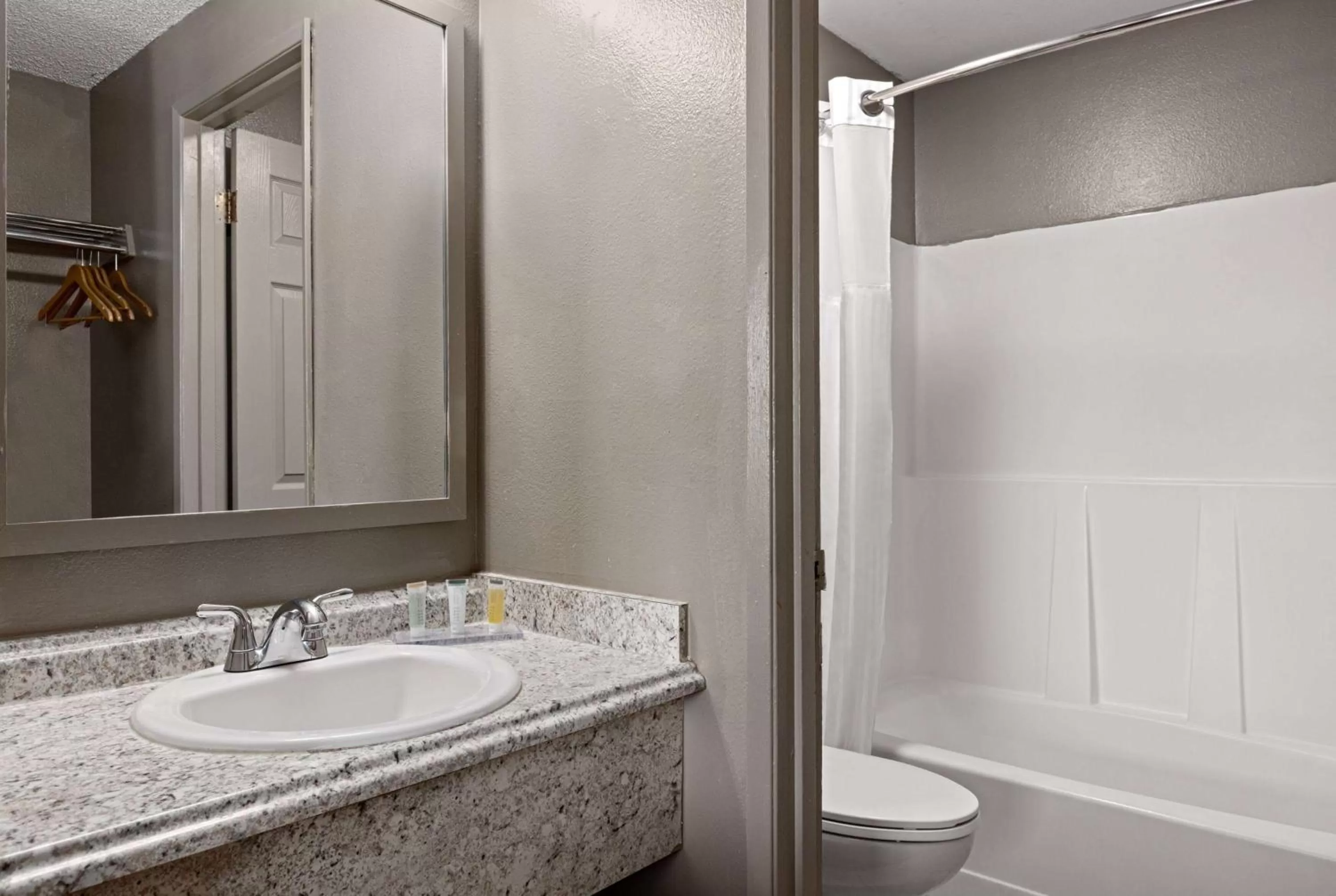 TV and multimedia in Days Inn by Wyndham Lakewood South Tacoma