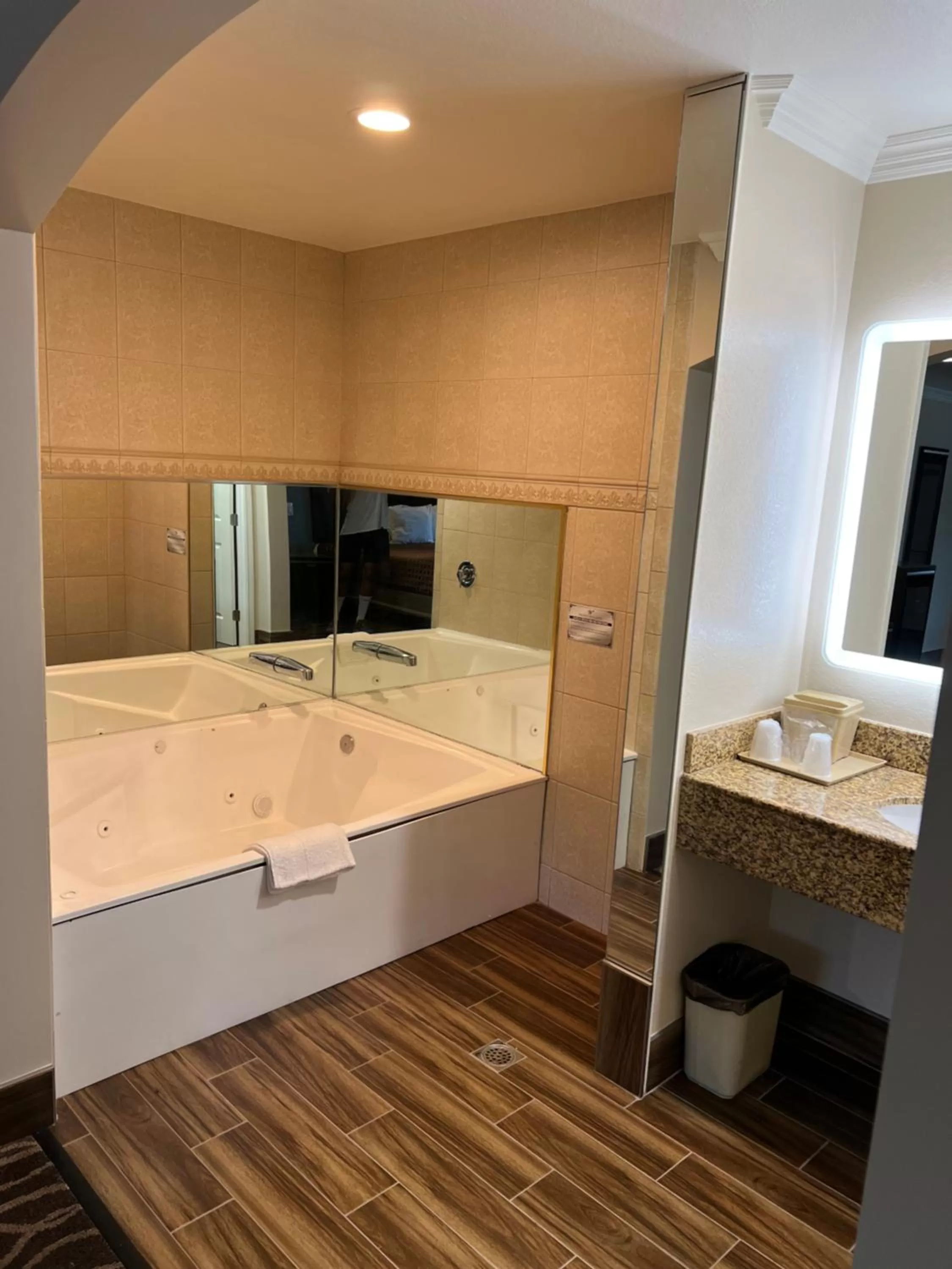 Shower in Walnut Inn & Suites West Covina