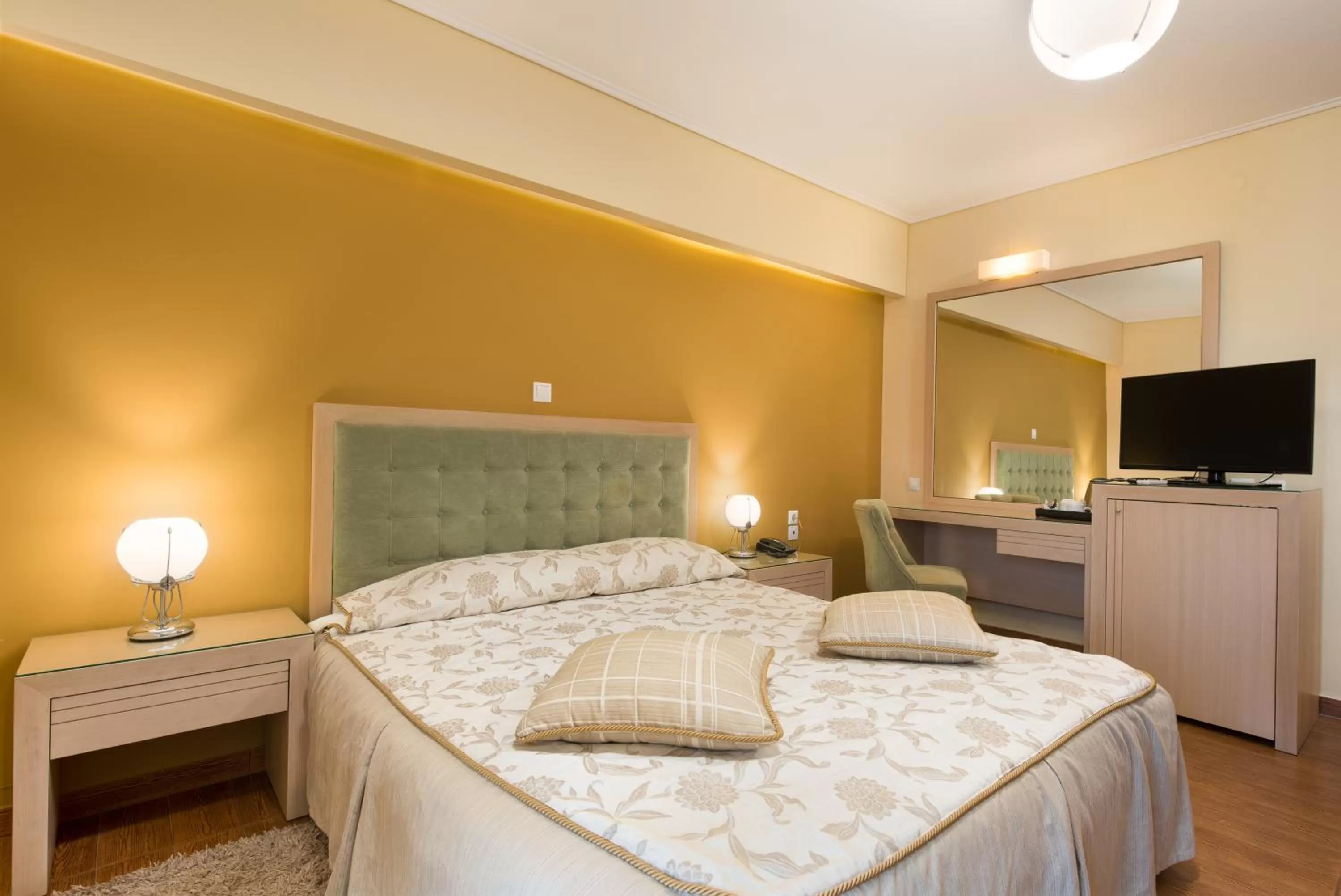 TV and multimedia, Bed in Heliotrope Hotels