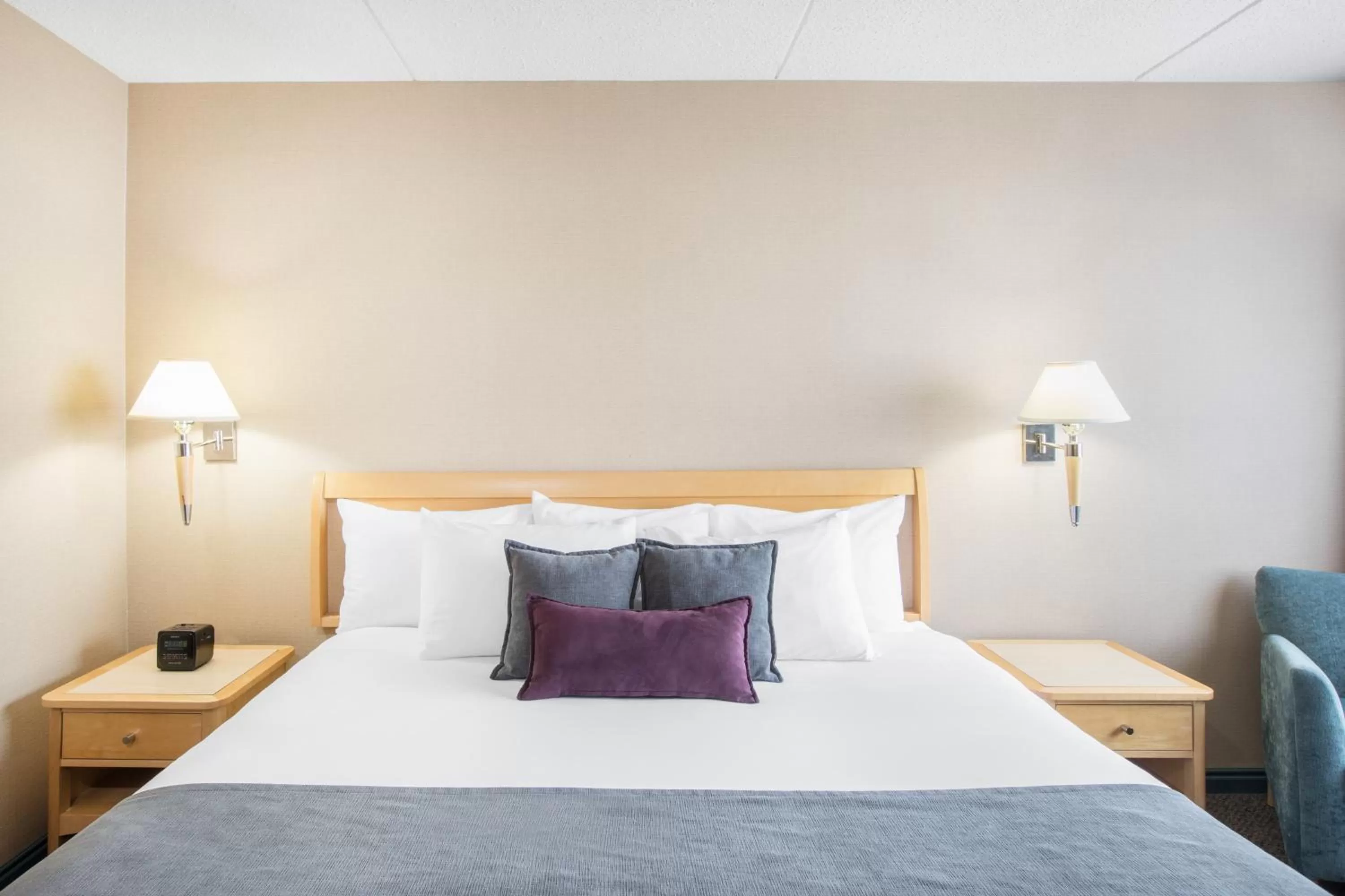 Bedroom, Bed in Ramada Plaza by Wyndham Prince George