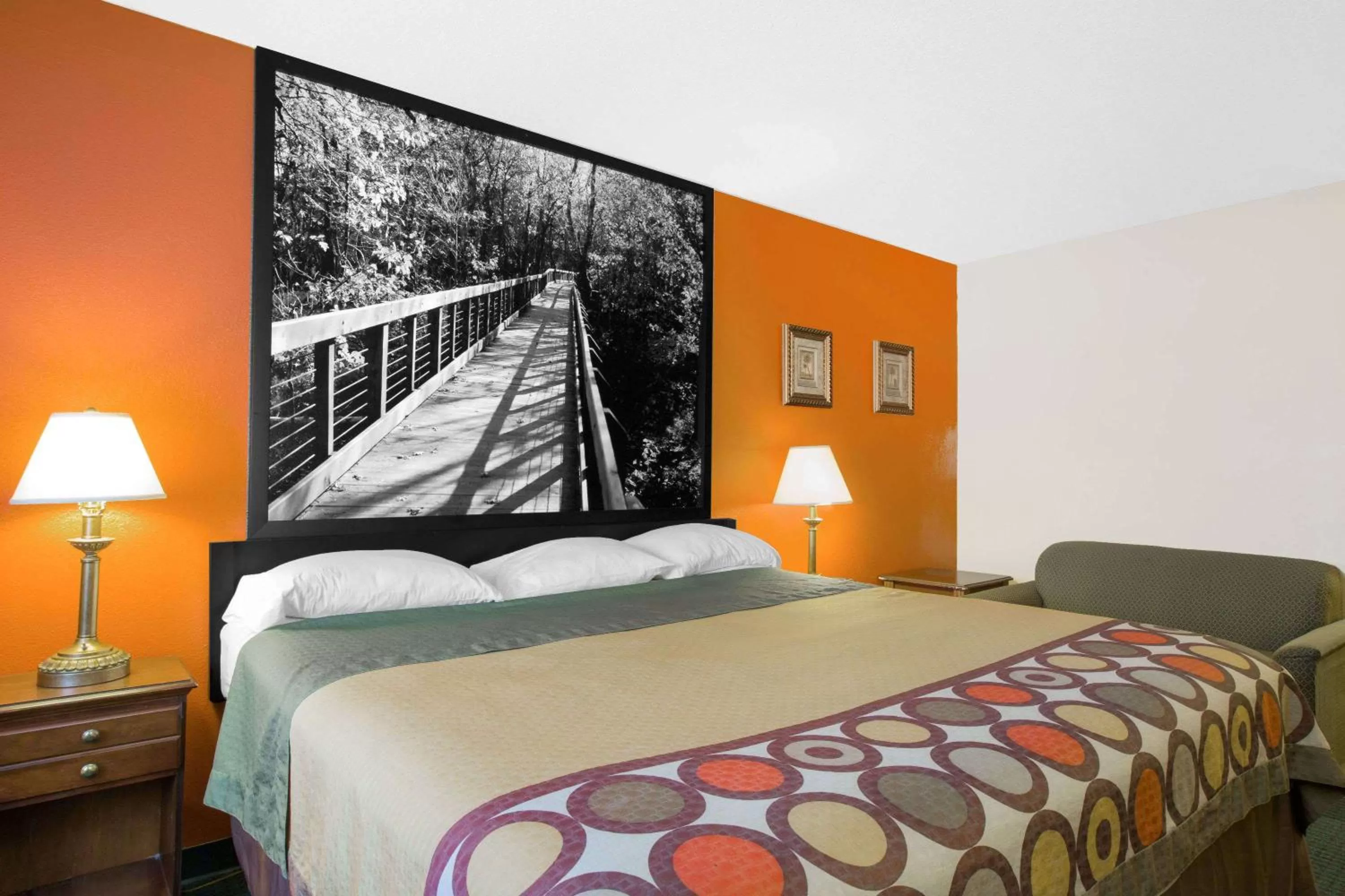 Photo of the whole room, Bed in Super 8 by Wyndham Talladega AL