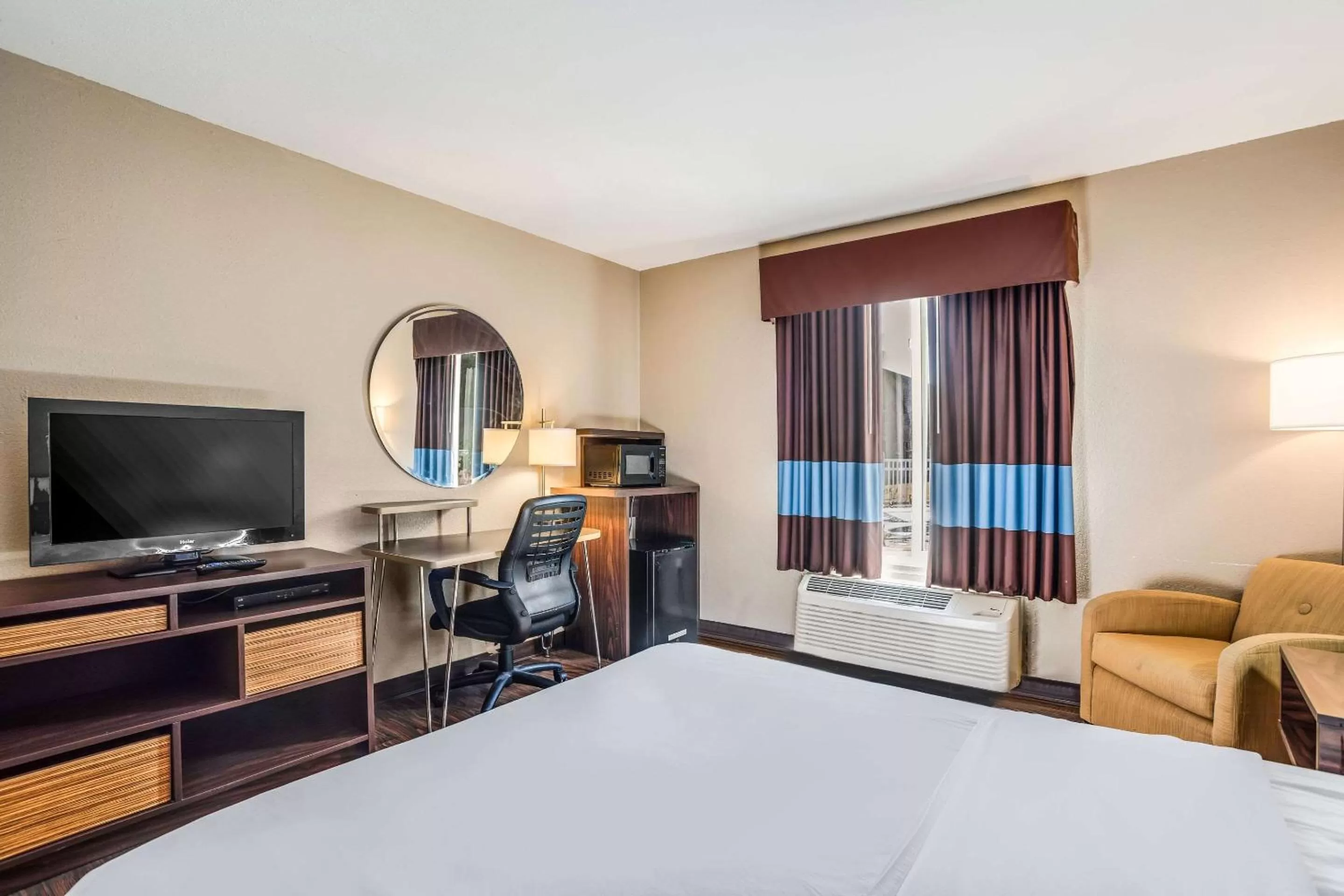 Photo of the whole room, Bed in Quality Inn Calvert City - Paducah East