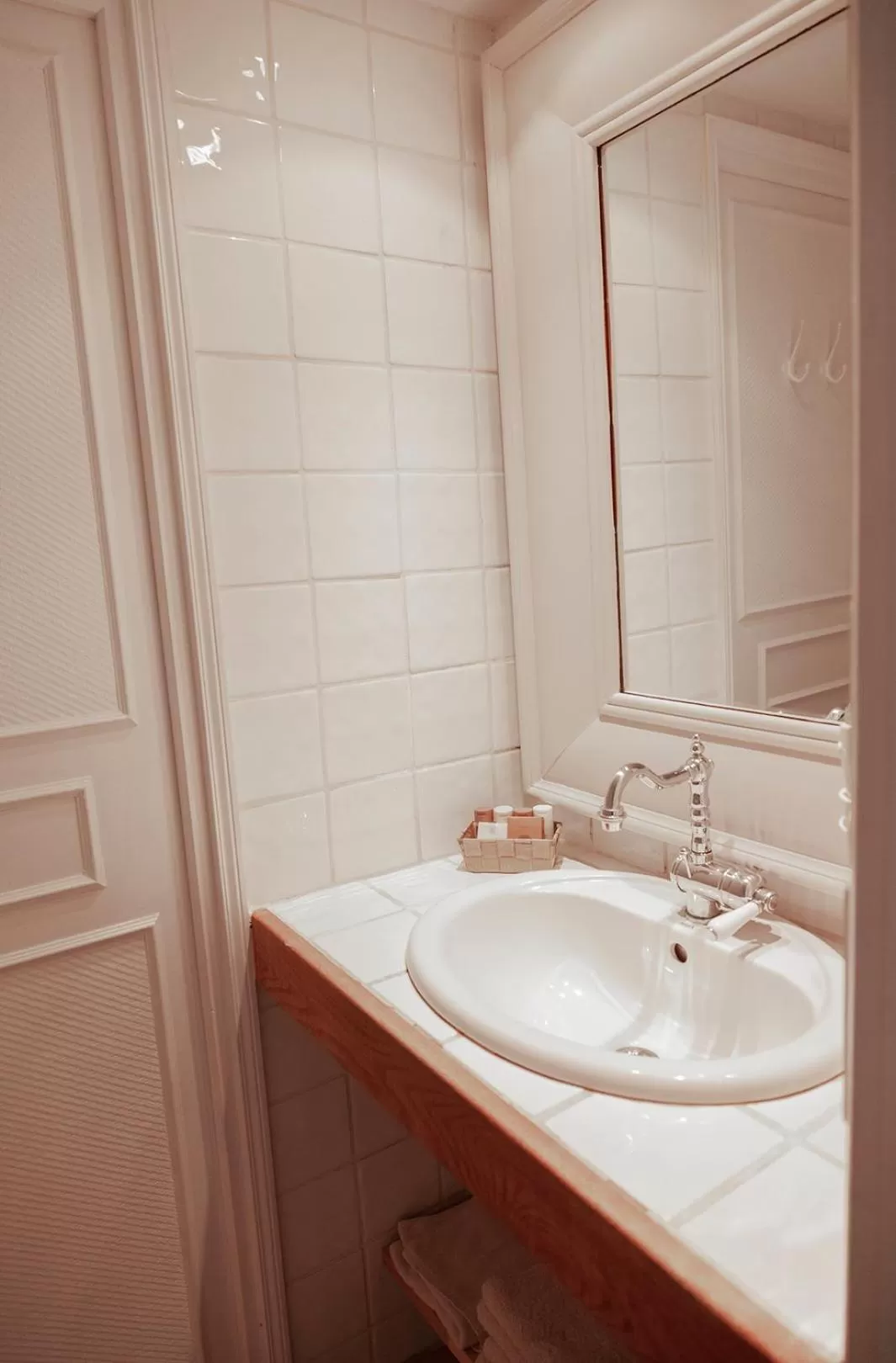 Bathroom in Auberge du Vieux Château