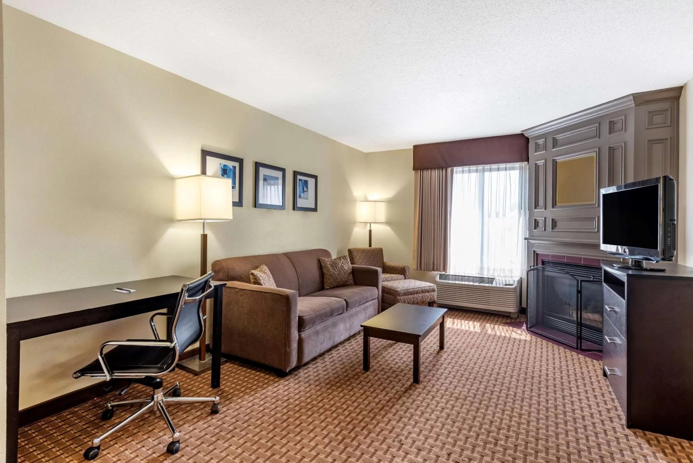 Photo of the whole room in Comfort Inn & Suites Warsaw near US-30