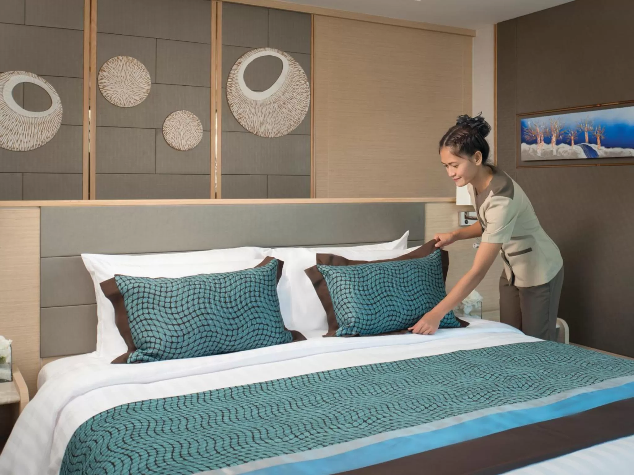 Staff, Bed in Solitaire Bangkok Sukhumvit 11