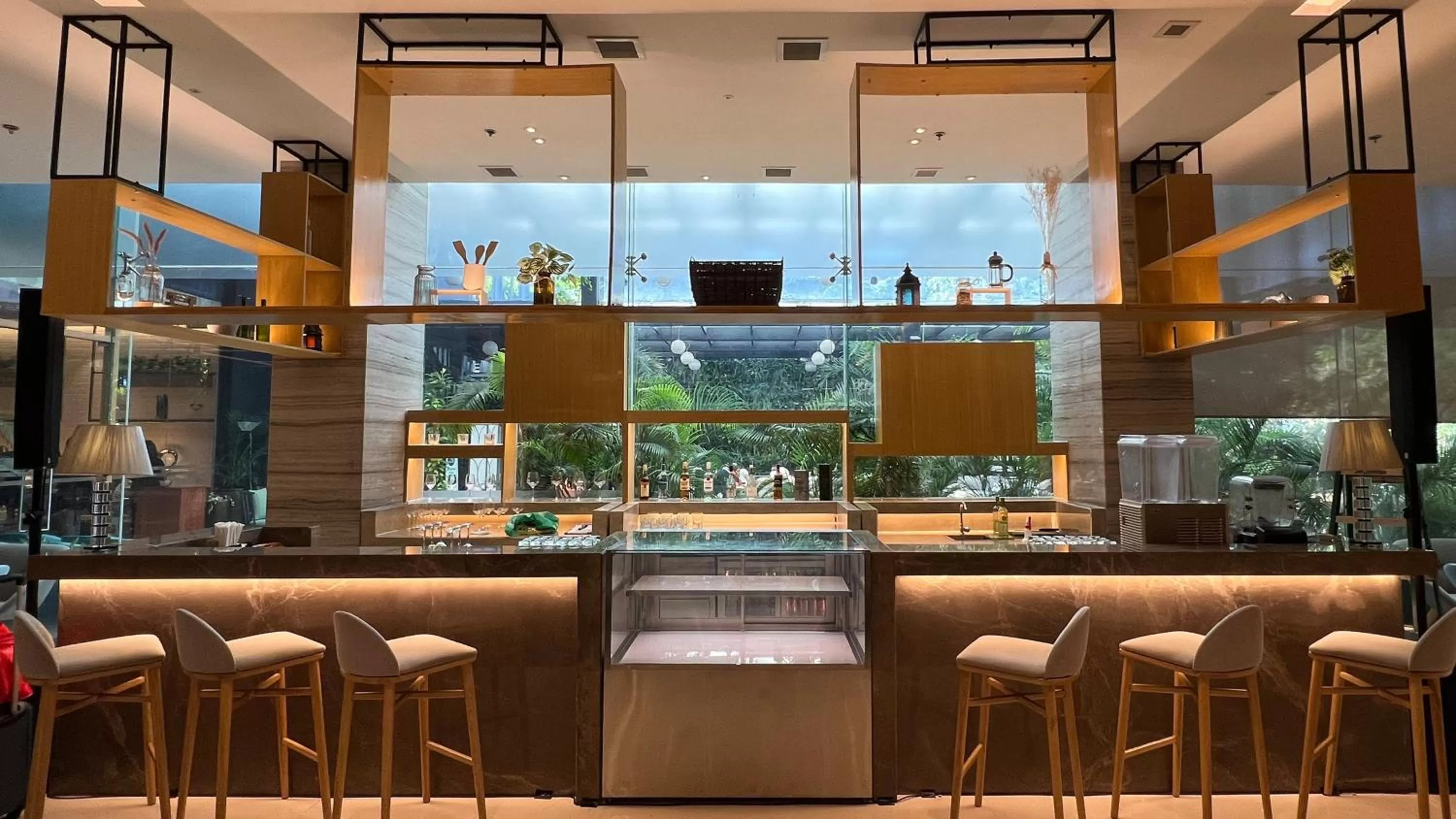 Restaurant/places to eat in Holiday Inn Express Manila Newport City by IHG