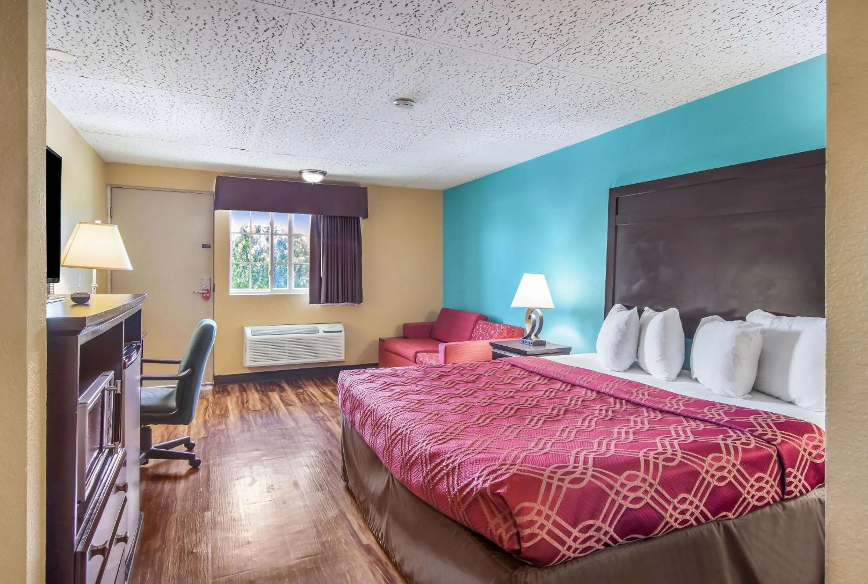 Photo of the whole room in Econo Lodge Hotel Bradford