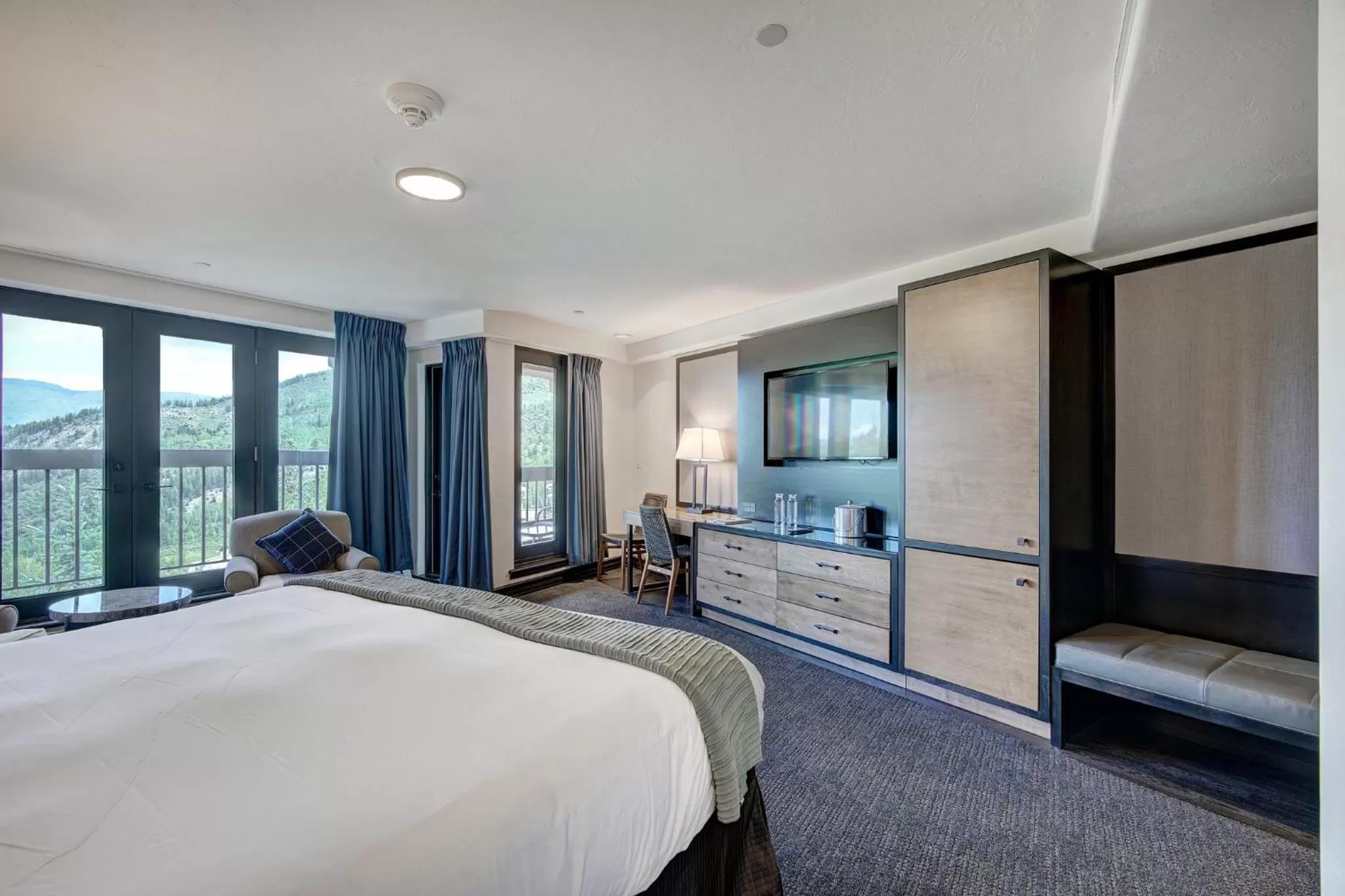 Photo of the whole room, Bed in The Pines Lodge, a RockResort, by Vail Resorts