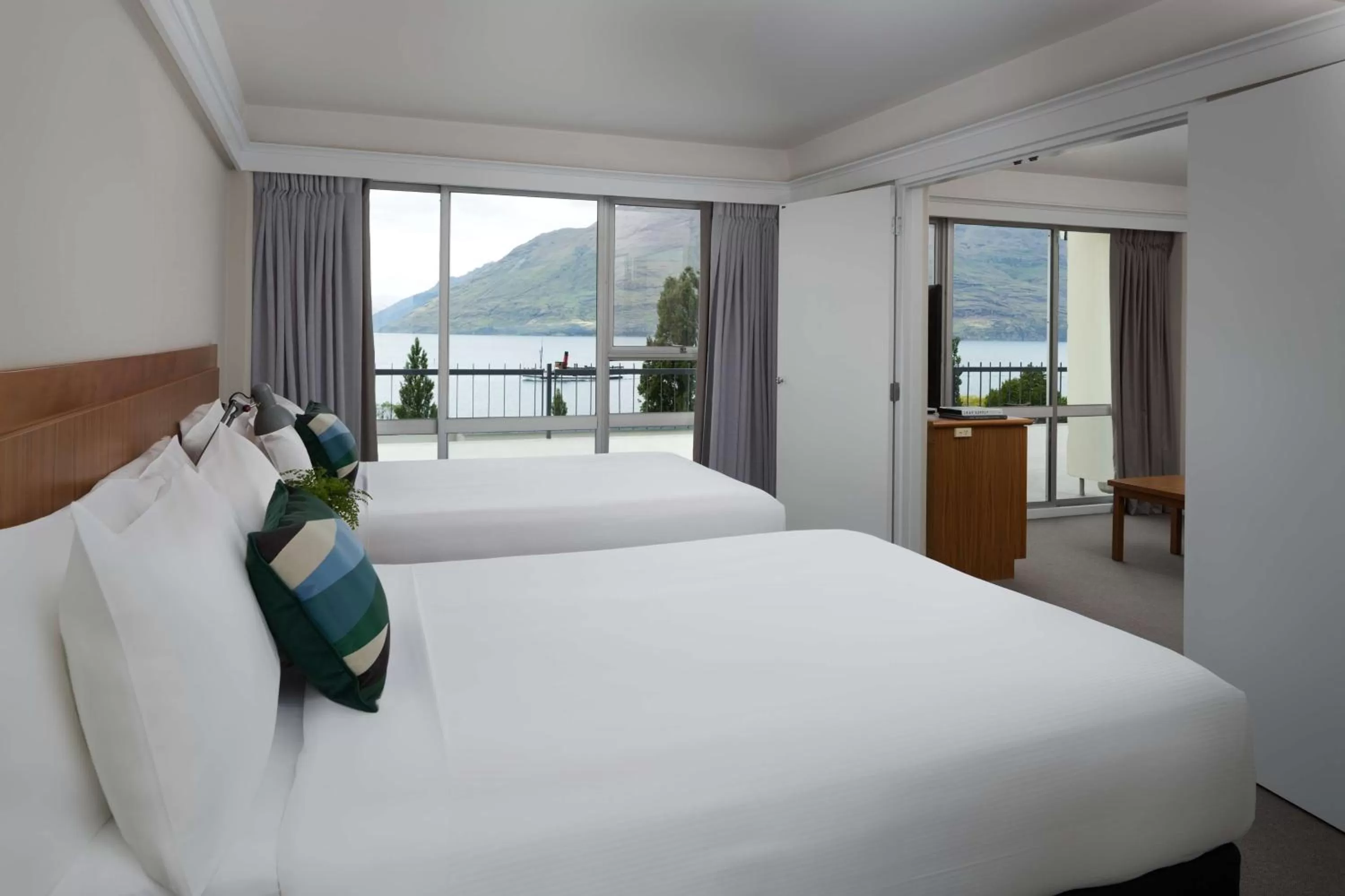 One-Bedroom Suite with Lake View in Rydges Lakeland Resort Queenstown