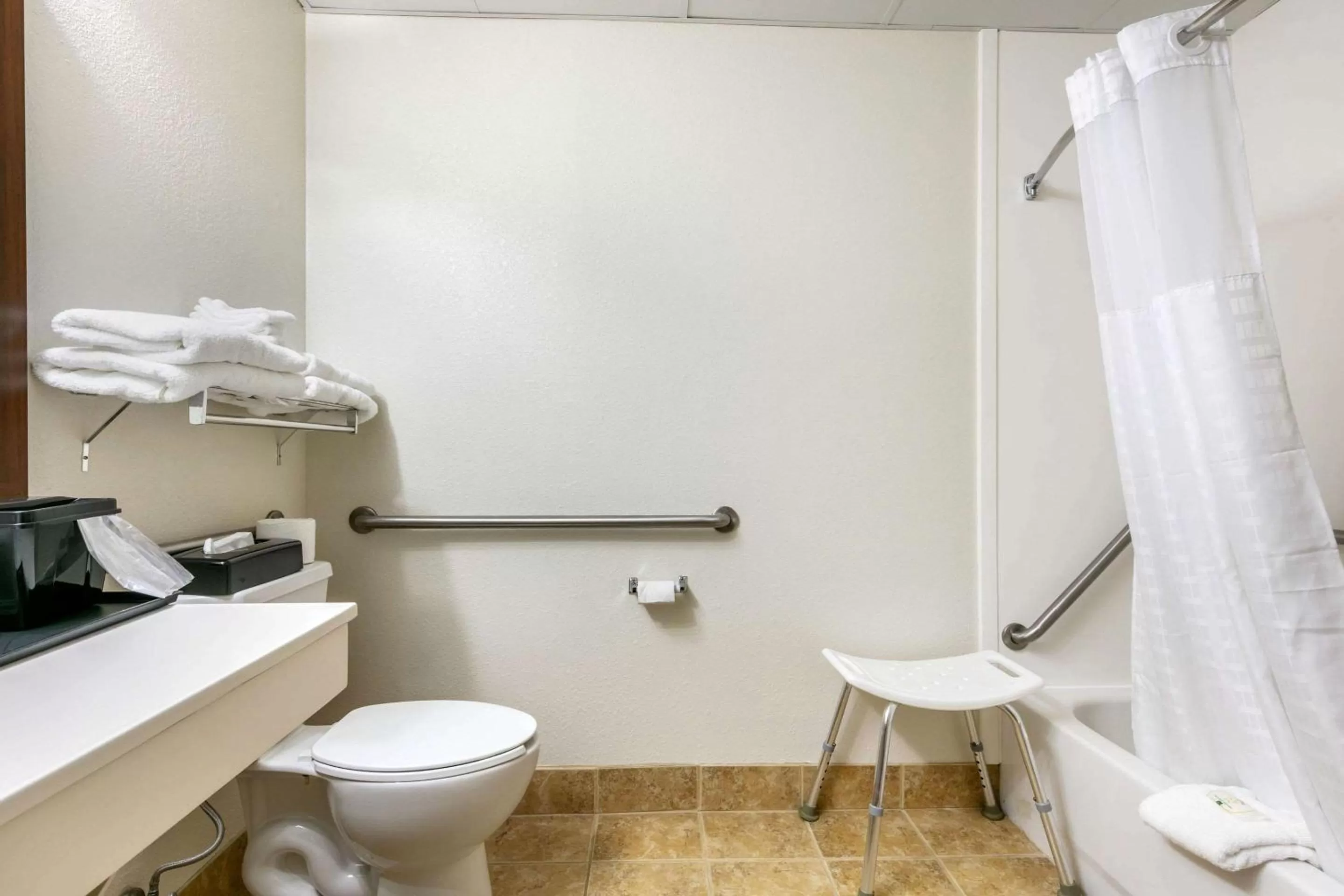 Bathroom in Quality Inn Monteagle