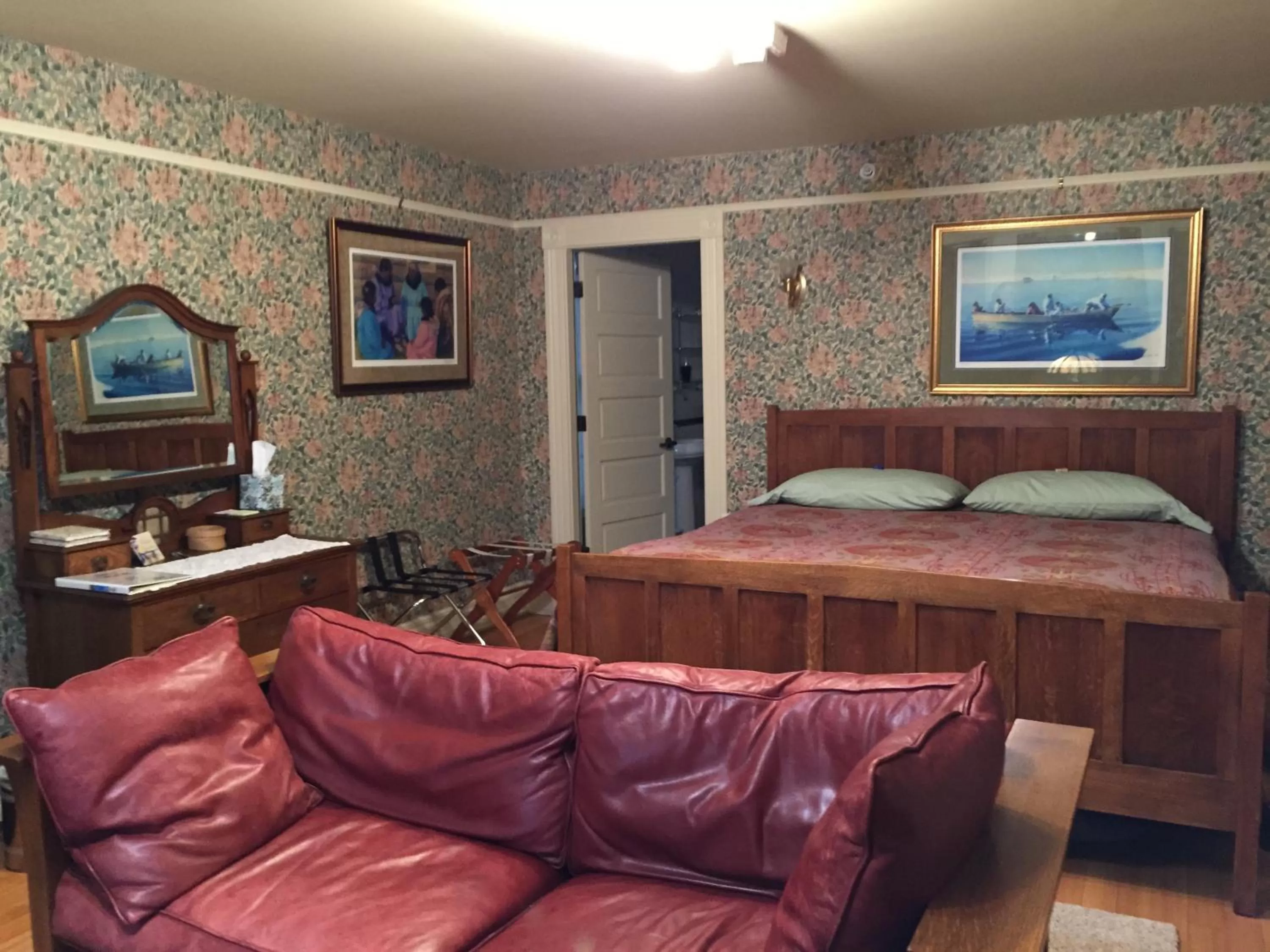 Bed in Alaska's Capital Inn Bed and Breakfast