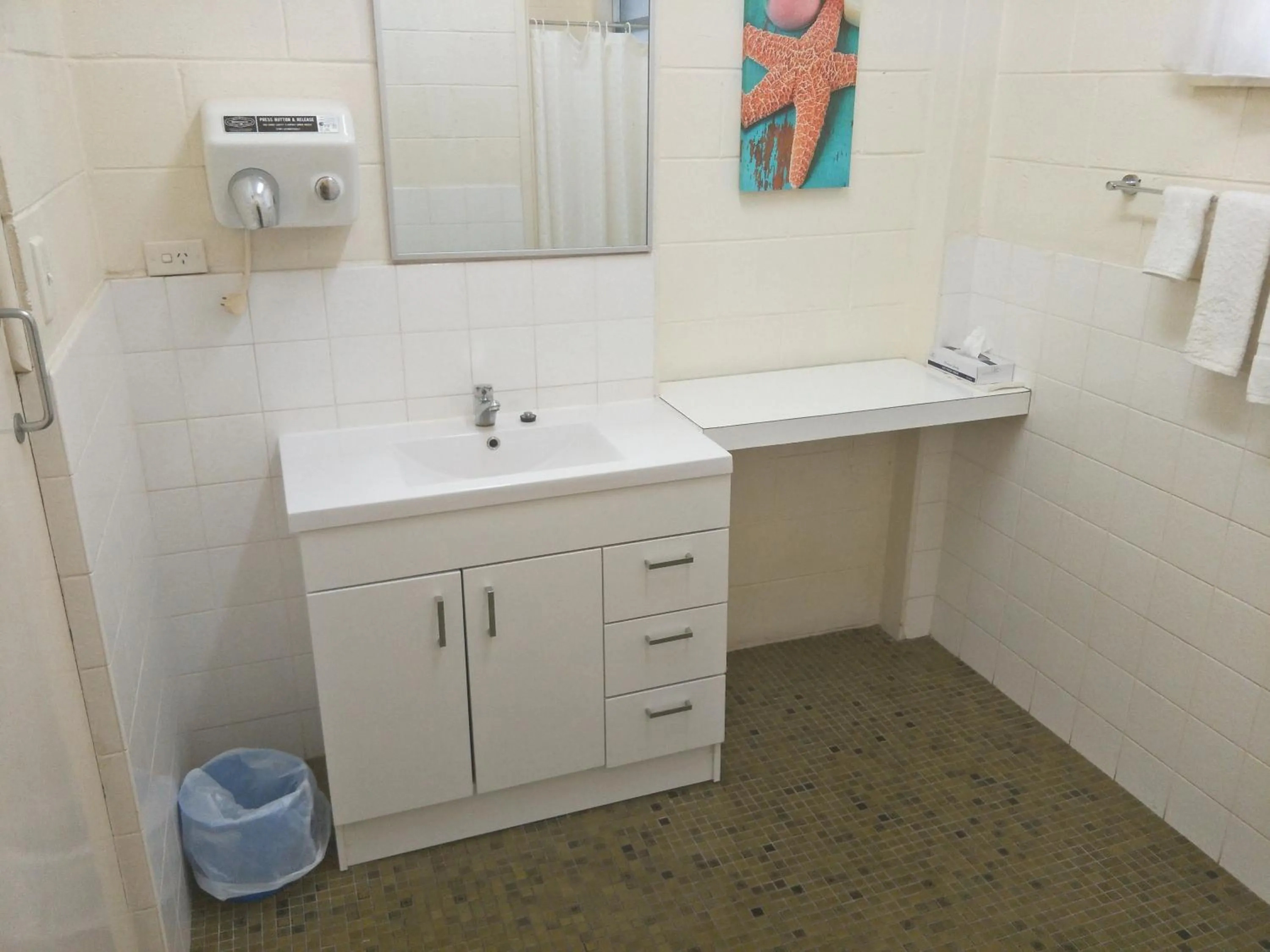 Shower in Arkana Motel