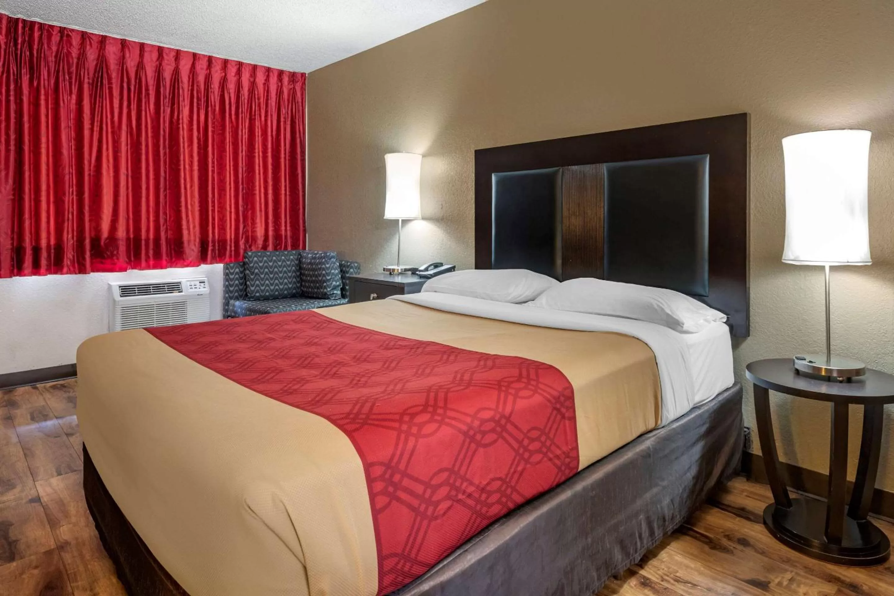 Photo of the whole room, Bed in Econo Lodge Sebring