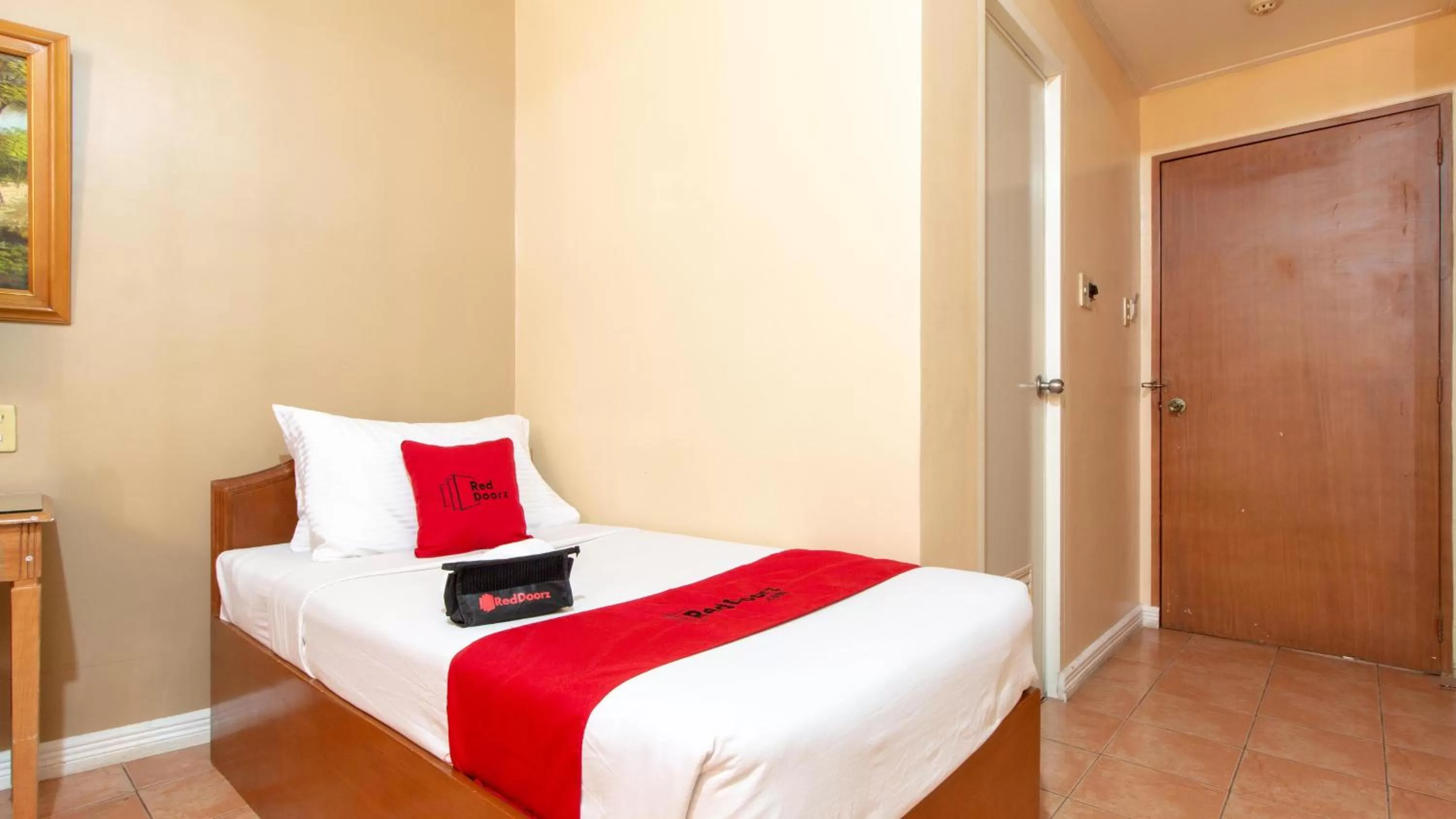 Photo of the whole room, Bed in RedDoorz @ Downtown Tacloban