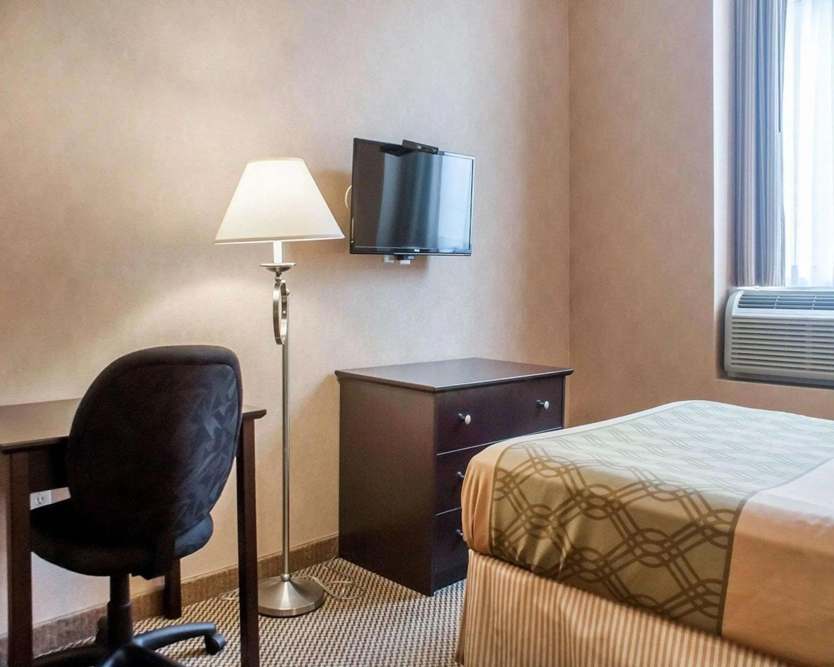 Bedroom, Bed in Econo Lodge Woodstock