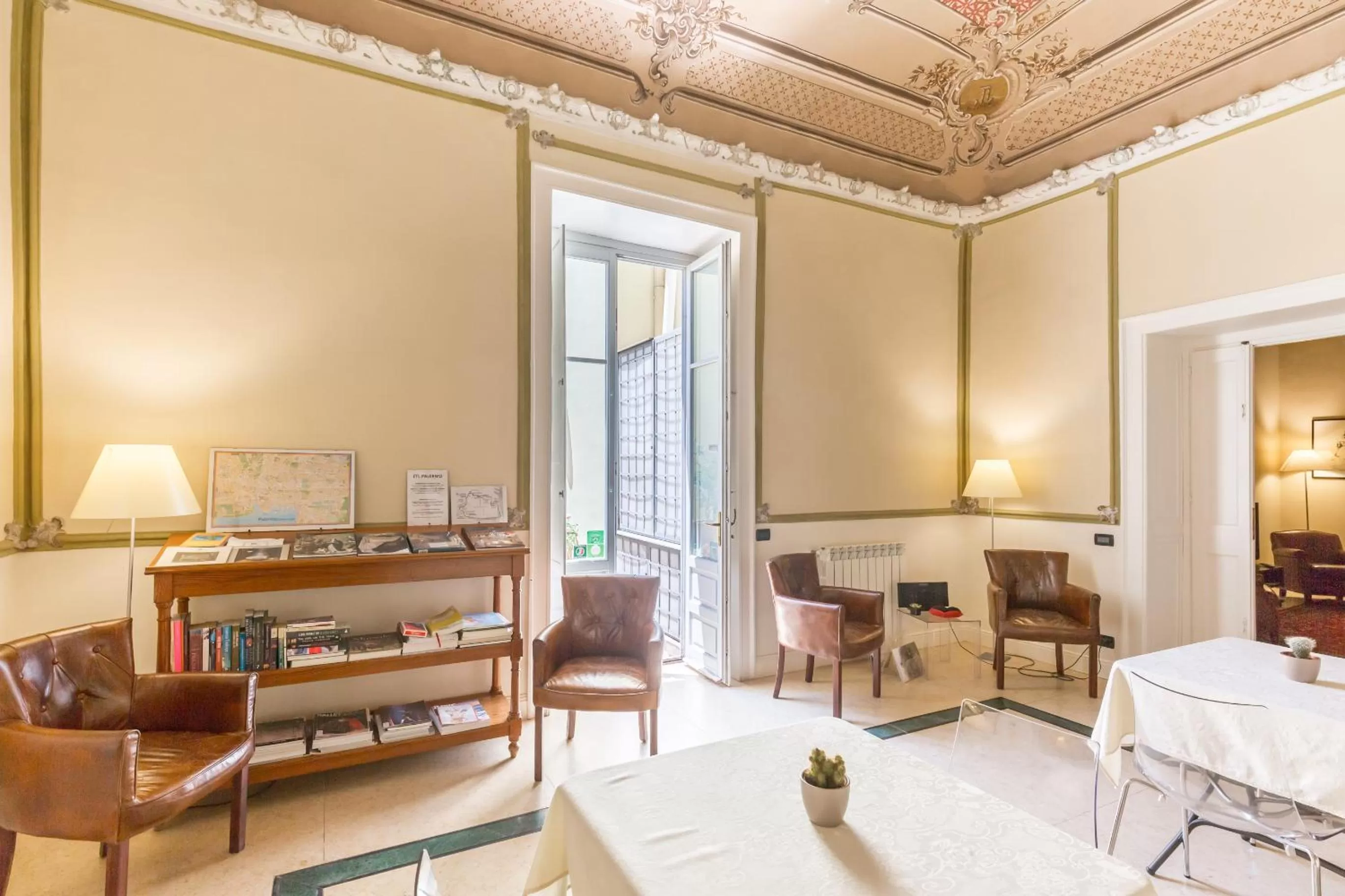 Communal lounge/ TV room in B&B Sant'Agostino