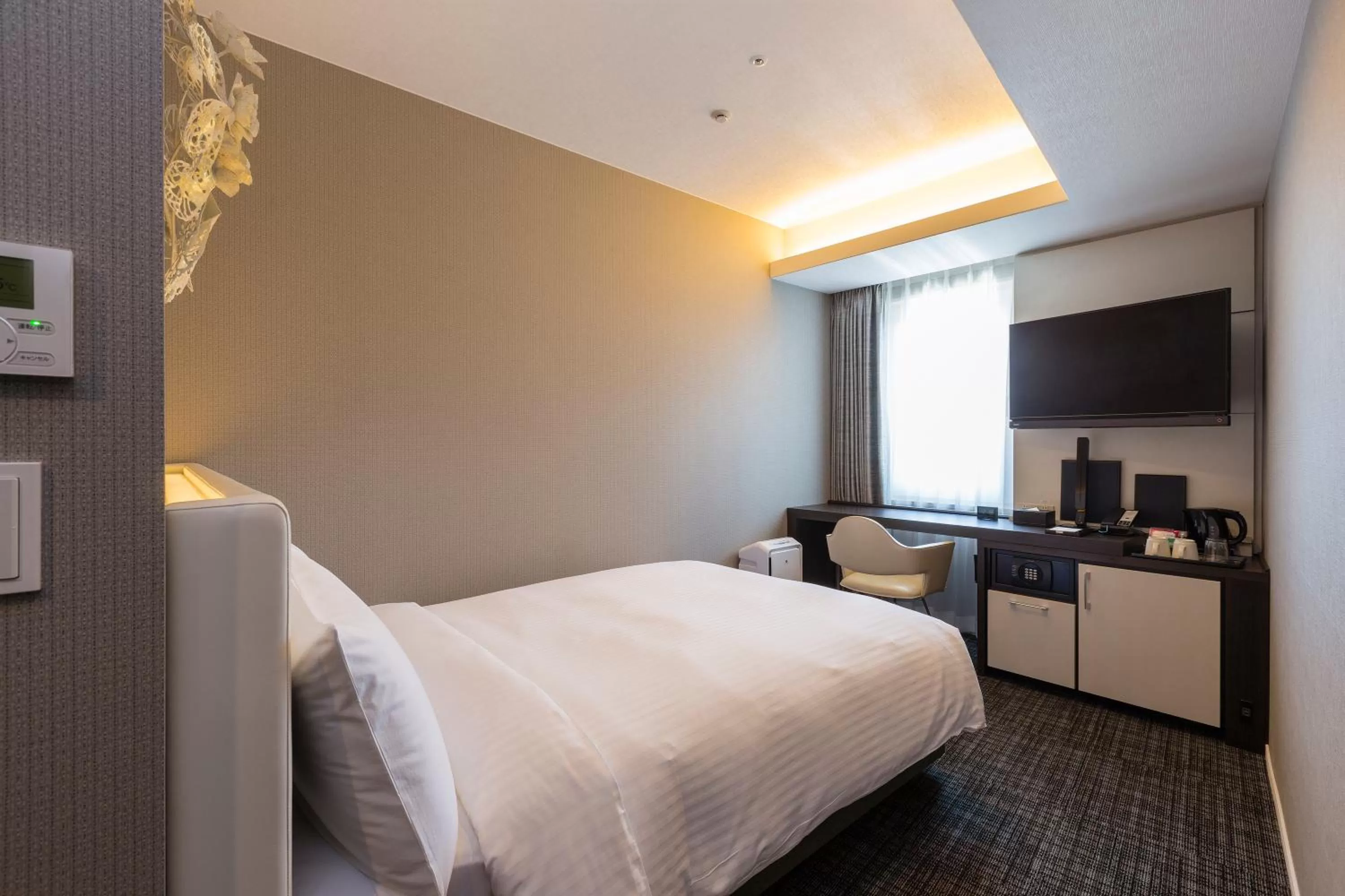 Photo of the whole room, Bed in Premier Hotel -CABIN PRESIDENT- Osaka