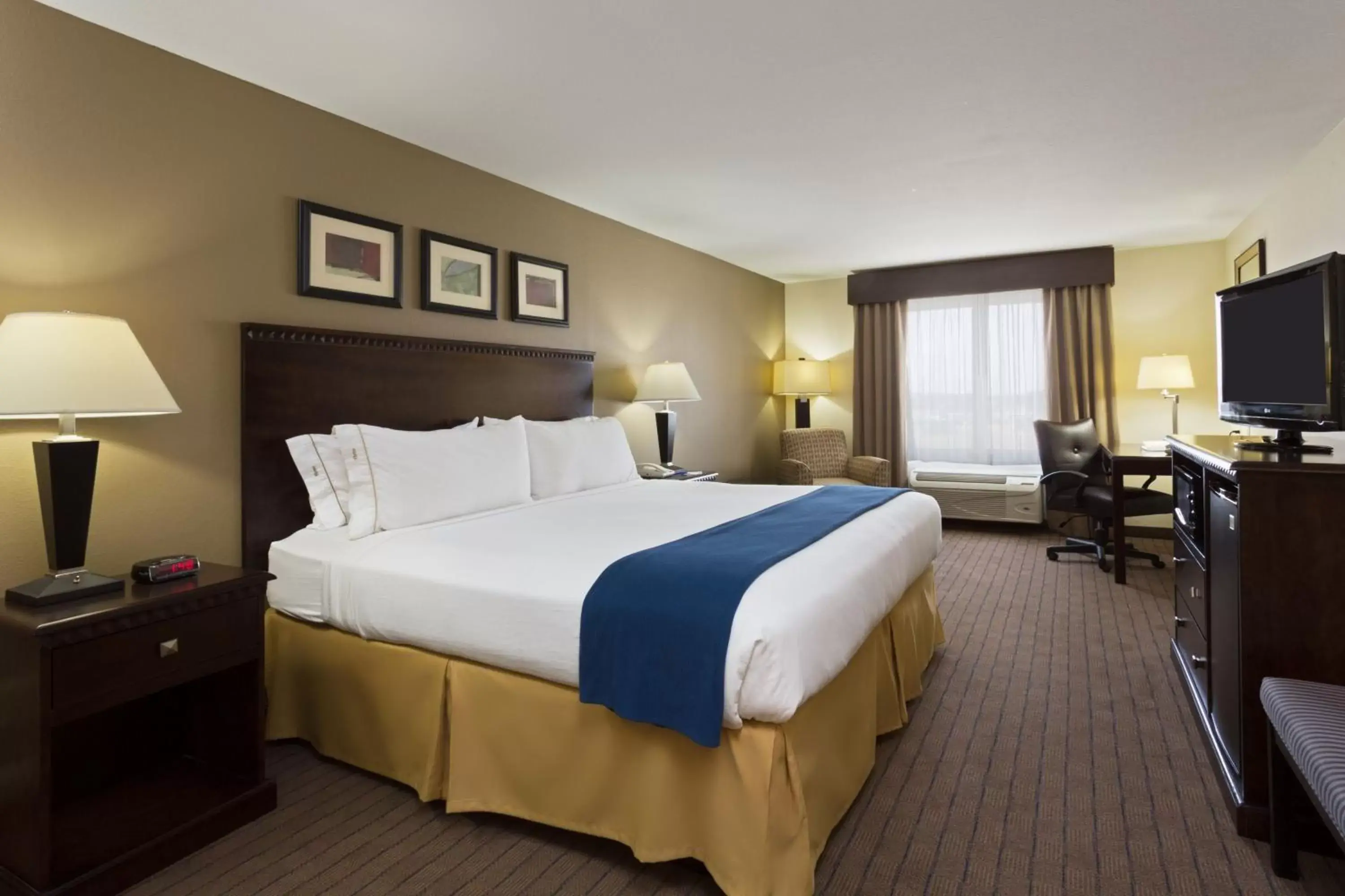 Standard King Room in Holiday Inn Express & Suites Moultrie by IHG Standard King Room in Holiday Inn Express & Suites Moultrie by IHG