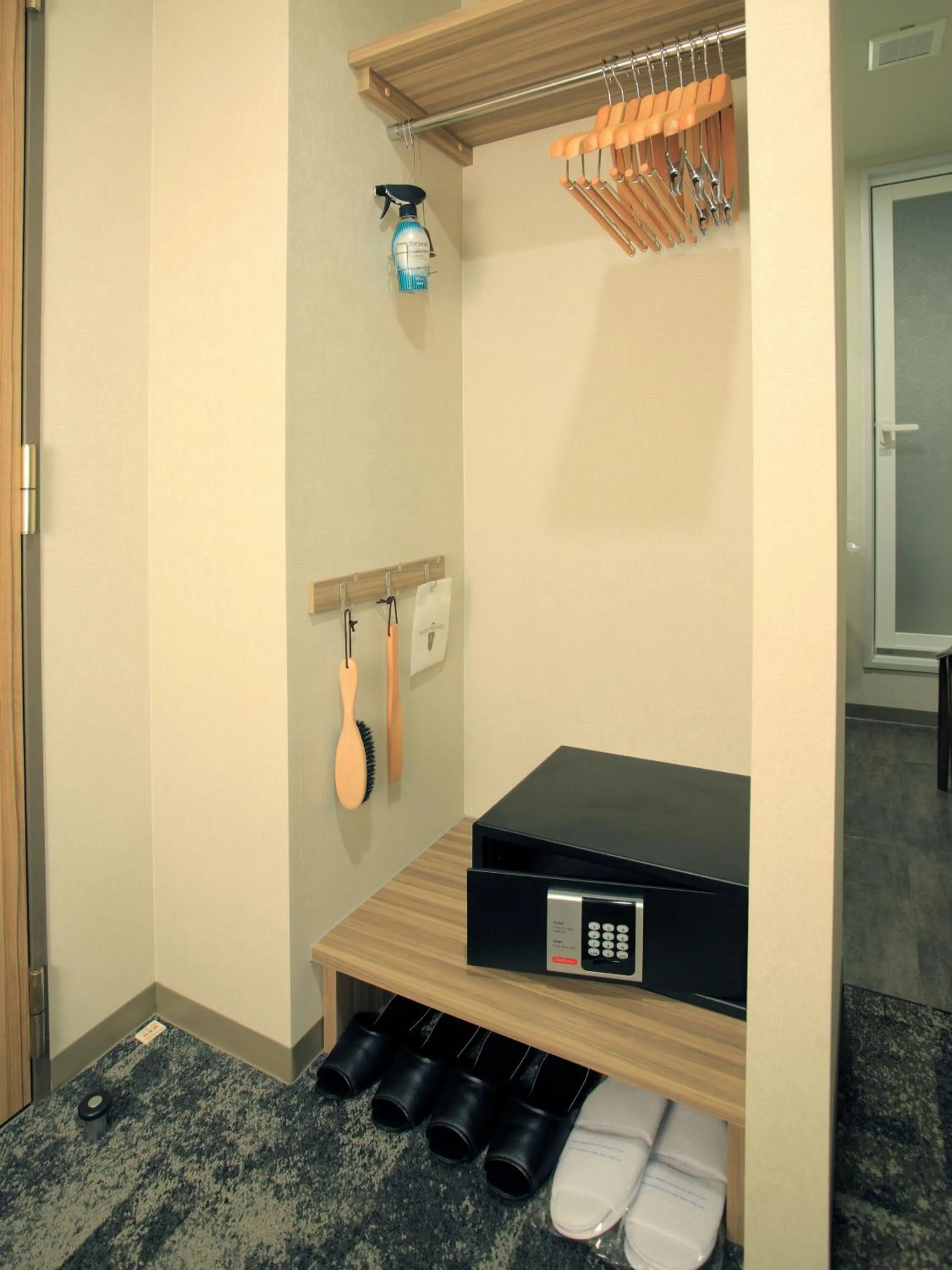 Photo of the whole room, TV/Entertainment Center in El Inn Kyoto