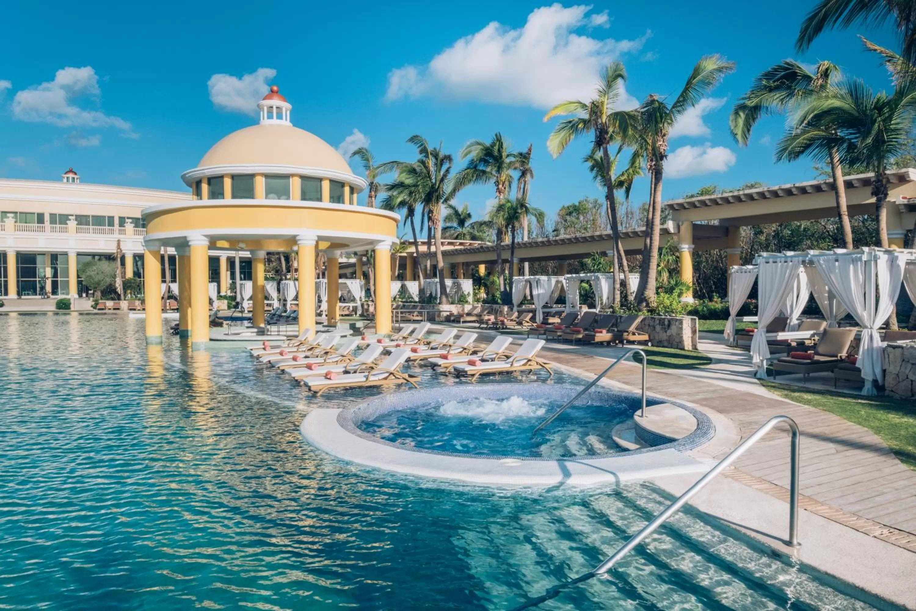 Swimming pool in JOIA Paraiso by Iberostar - Adults Only All Inclusive Resort