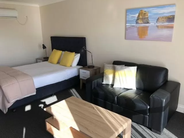 Bed in Ashmont Motel and Apartments