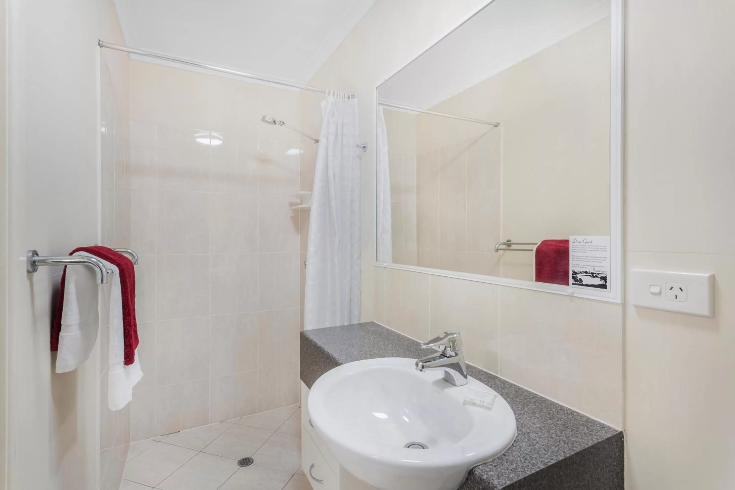 Bathroom in Citywalk Motor Inn