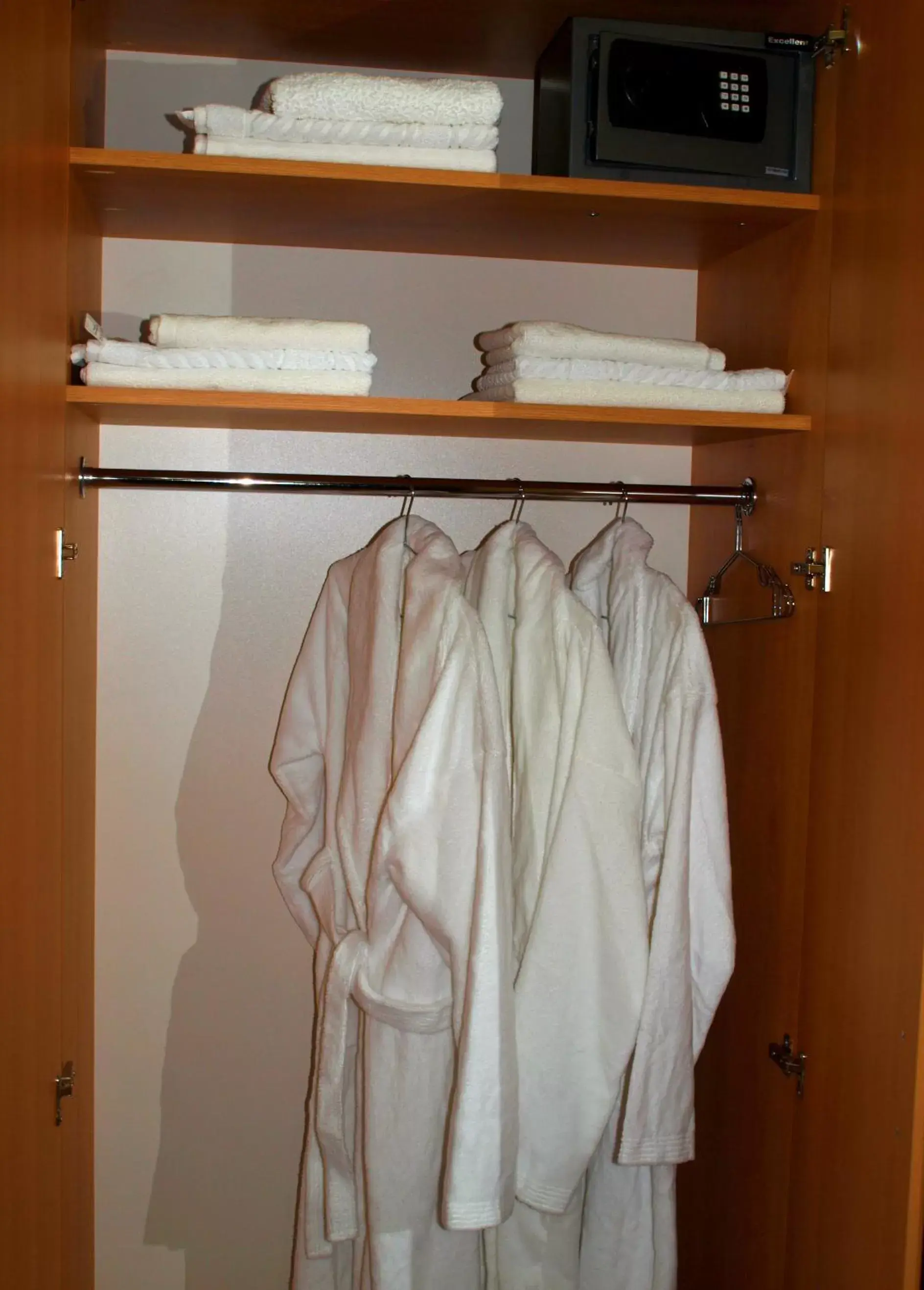 Triple Room with Three Twin Beds in Liel Triple Room with Three Twin Beds in Liel