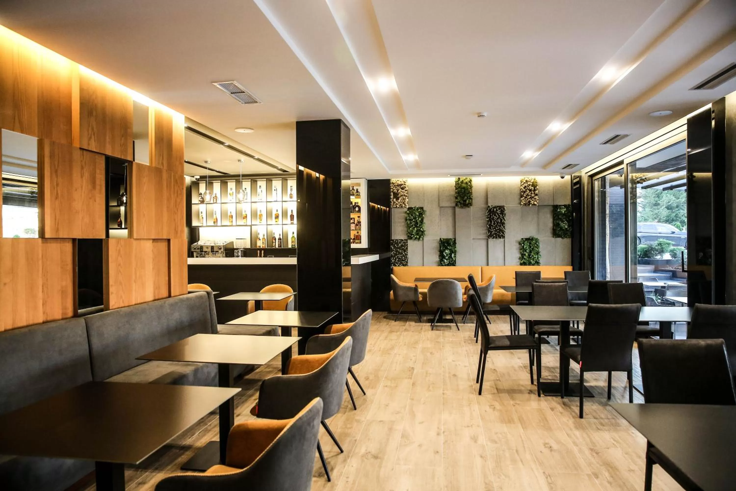 Restaurant/places to eat, Lounge/Bar in Mai Tai Resort