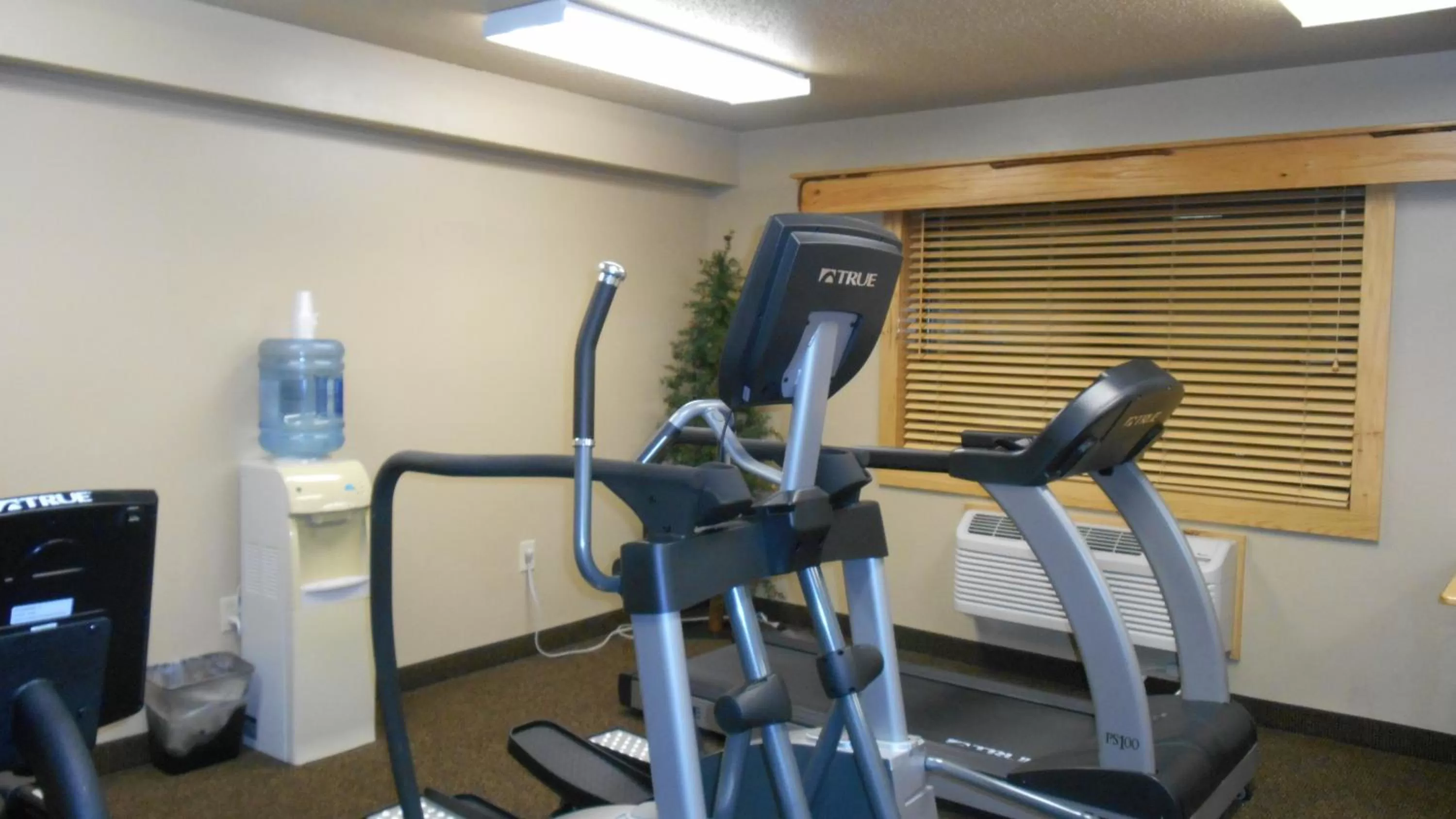 Fitness centre/facilities in AmericInn by Wyndham Oswego