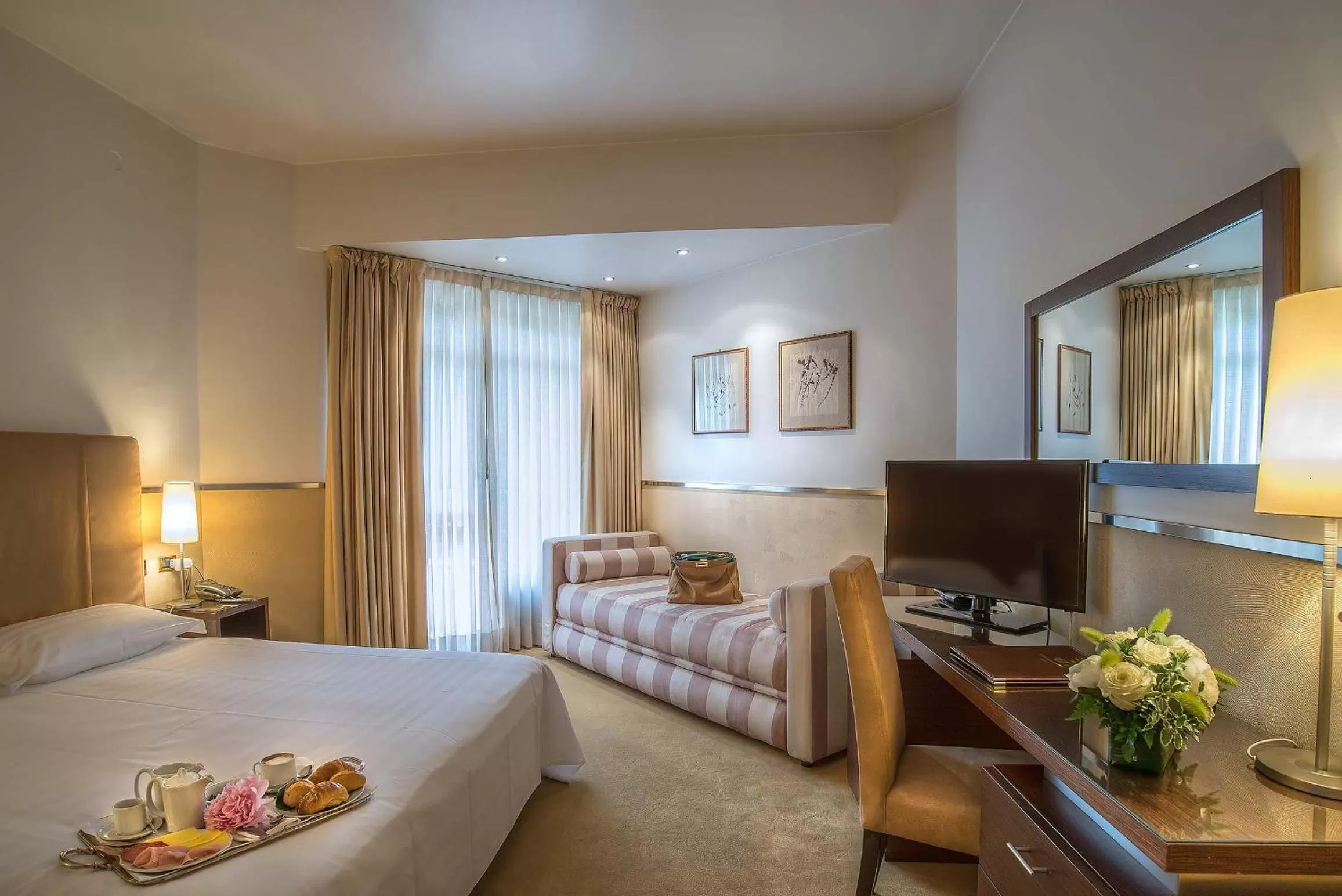 Photo of the whole room, Bed in Mini Palace Hotel