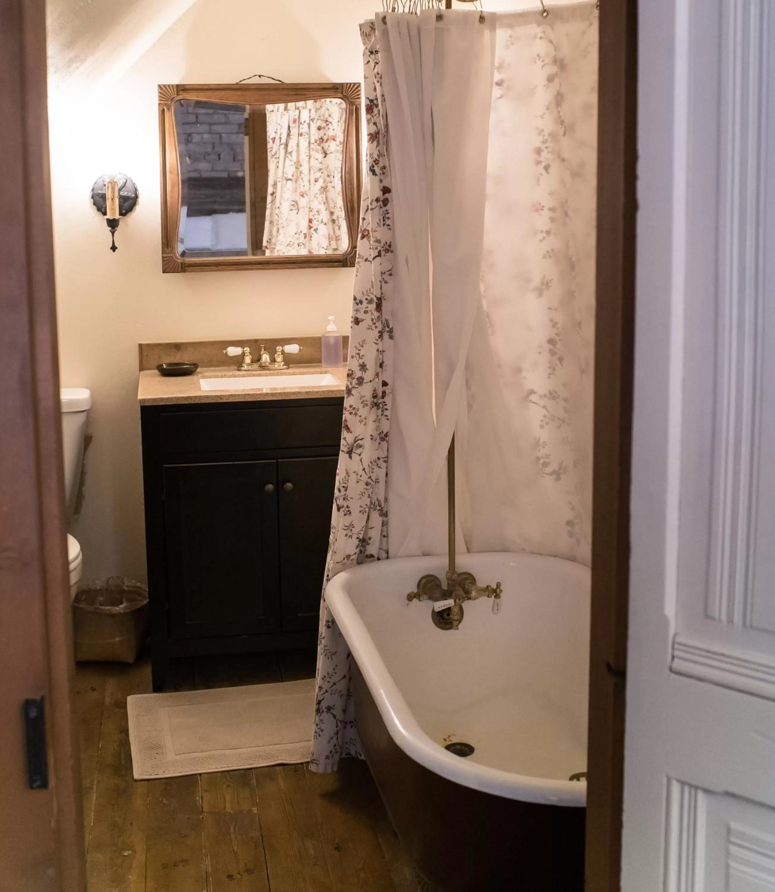 Bathroom in The Mulberry Inn -An Historic Bed and Breakfast