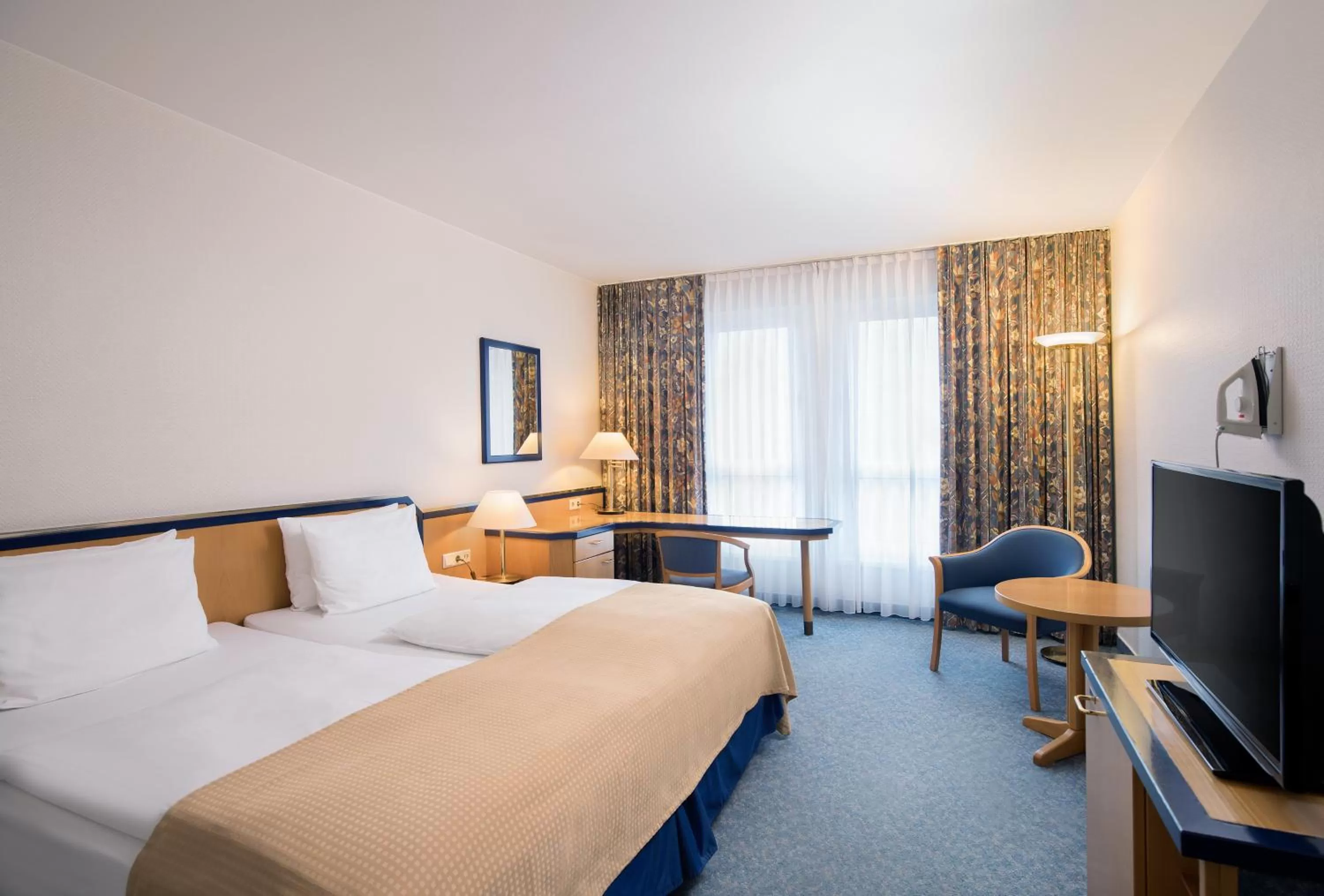 Photo of the whole room, Bed in Holiday Inn Hamburg, an IHG Hotel