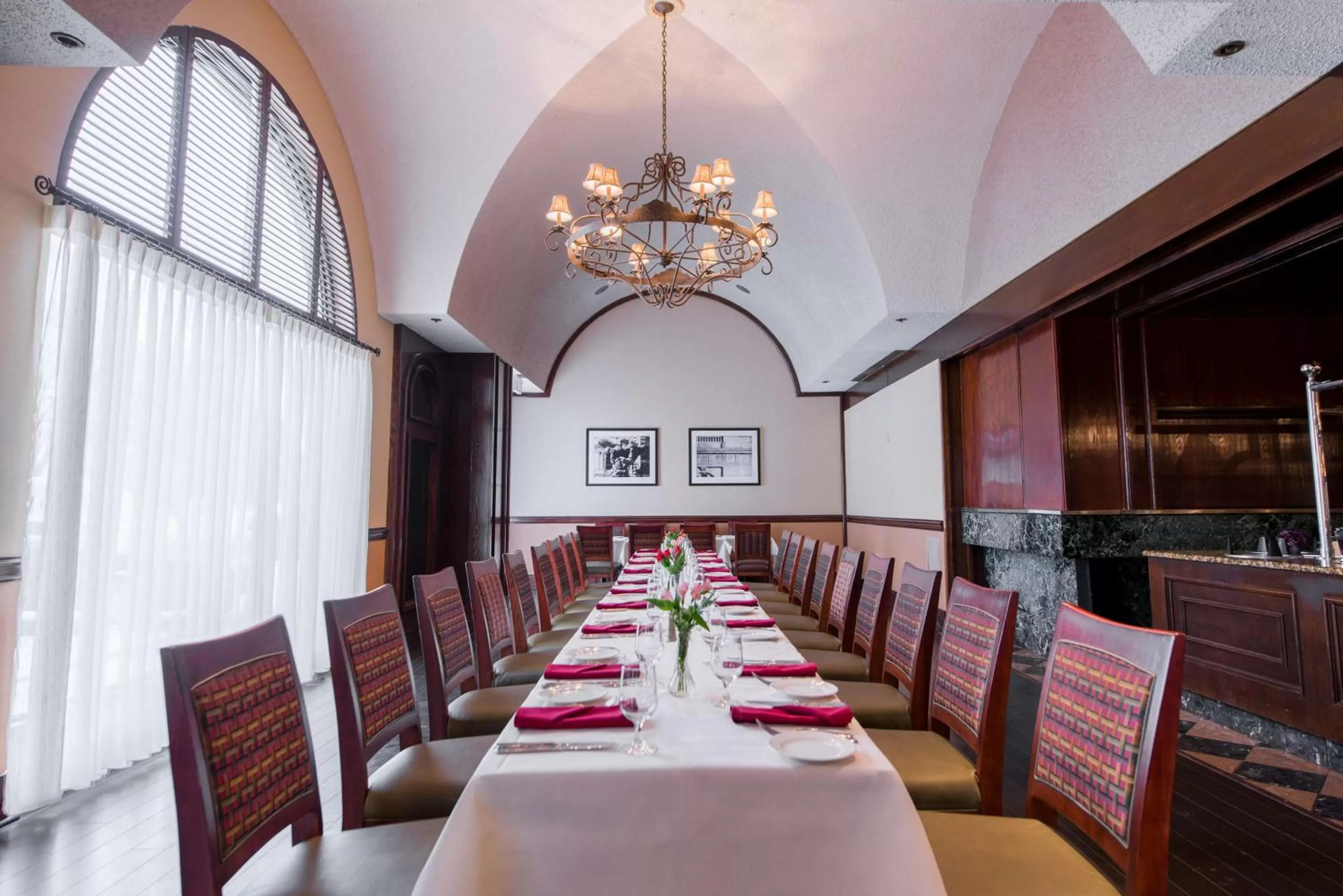 Restaurant/places to eat in DoubleTree by Hilton Philadelphia Airport