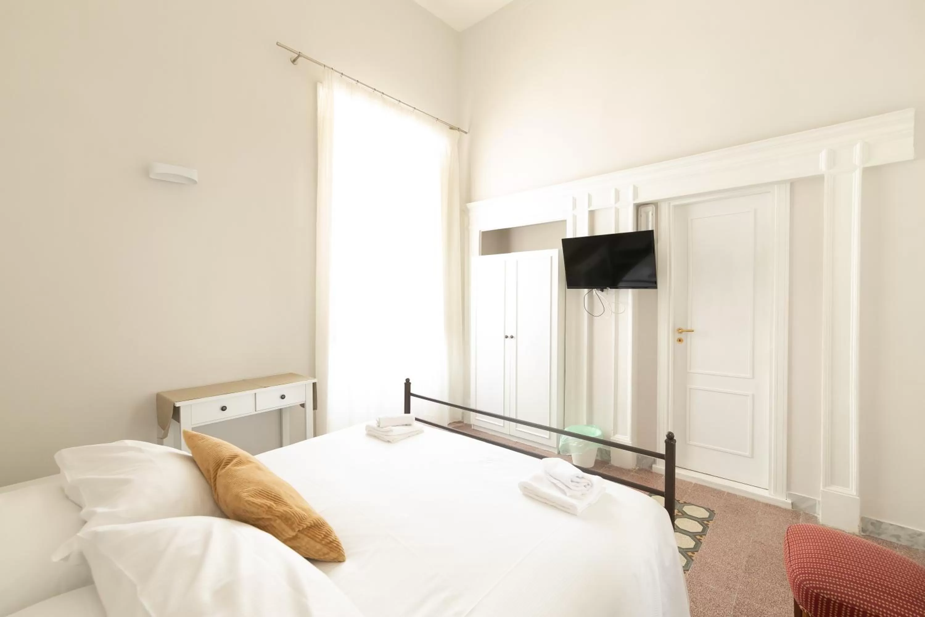 Photo of the whole room, Bed in EFFE SUITES