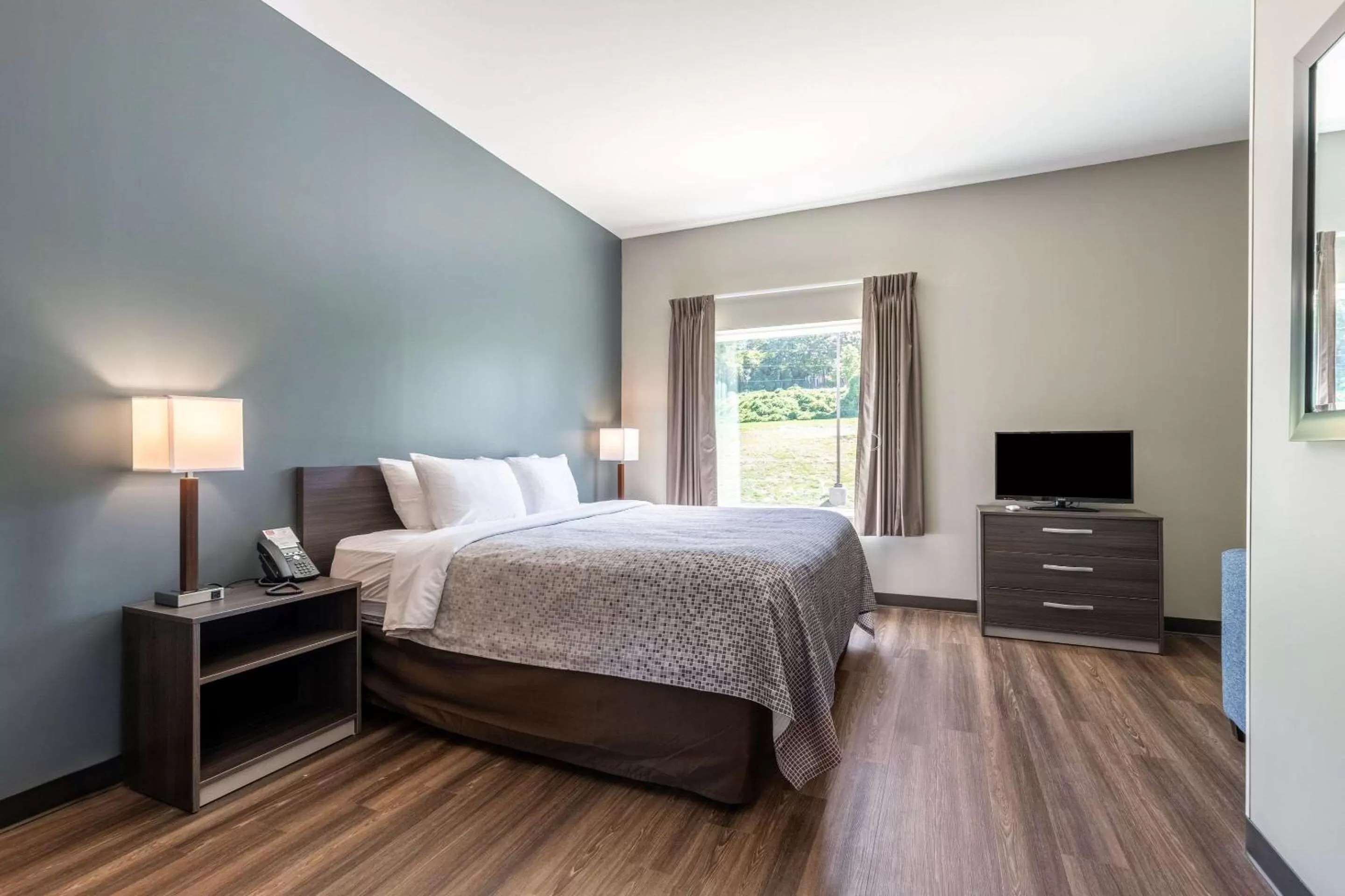 Photo of the whole room, Bed in Econo Lodge Dayton North